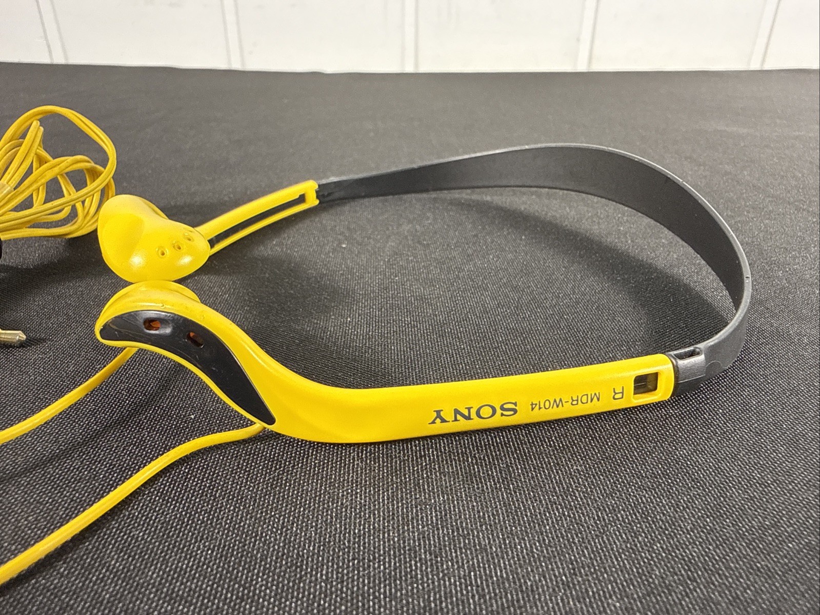 SONY MDR-W014 Yellow Sports Walkman Stereo Headphones 3.5mm Jack