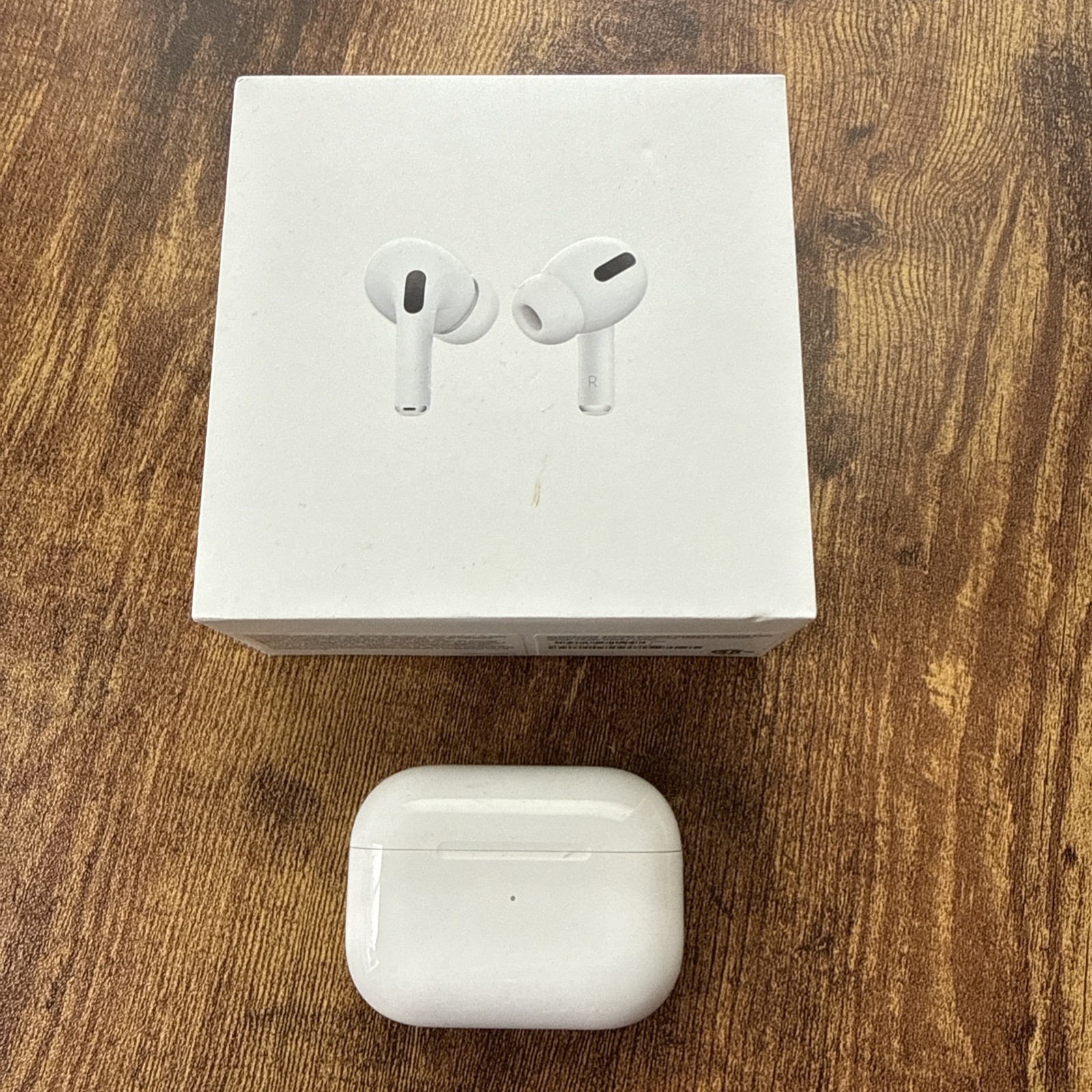 Apple AirPods Pro 1st Gen with Wireless Charging Case – Complete Set Used