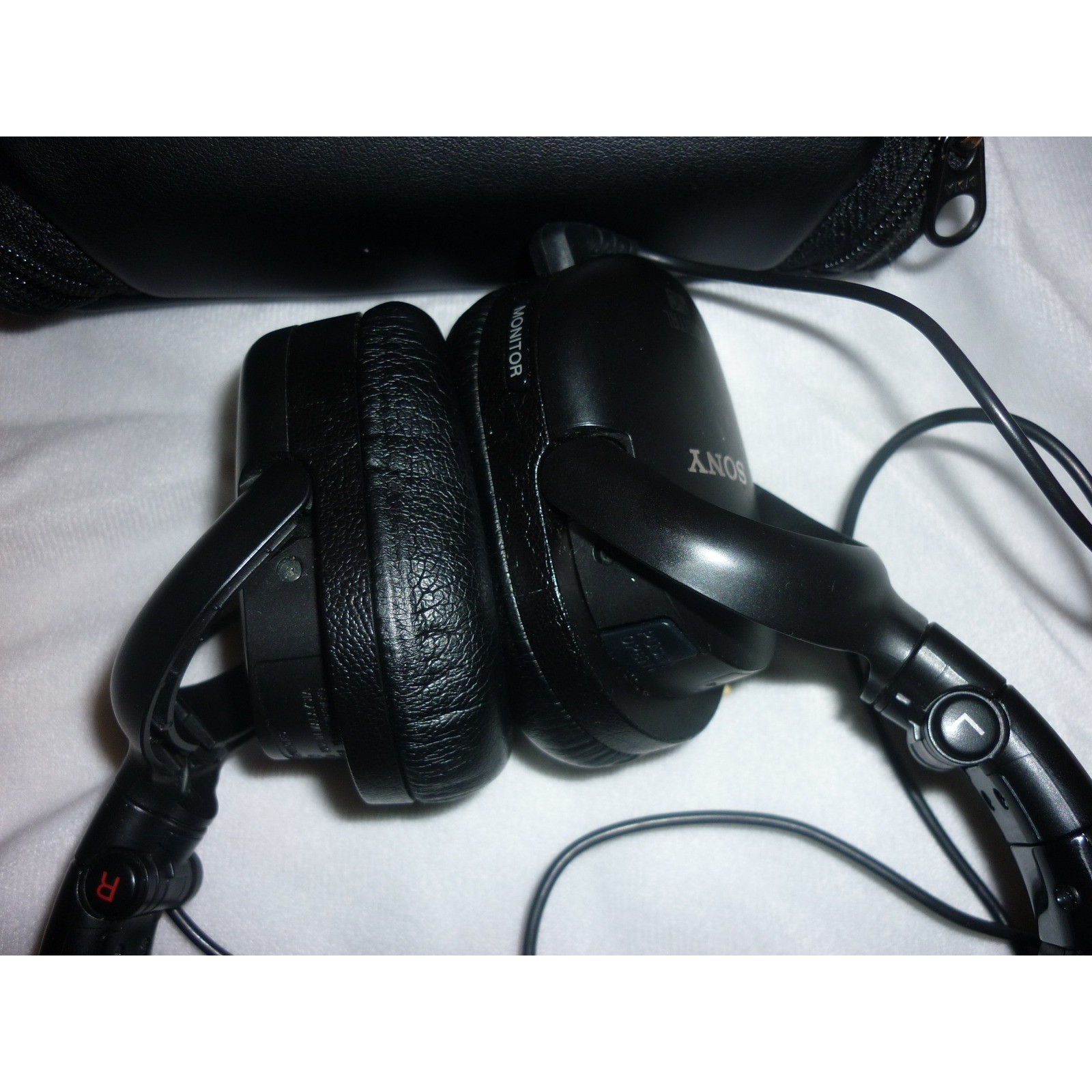 Sony MDR-NC500D Digital Noise Canceling Headphones Travel Case Bundle
