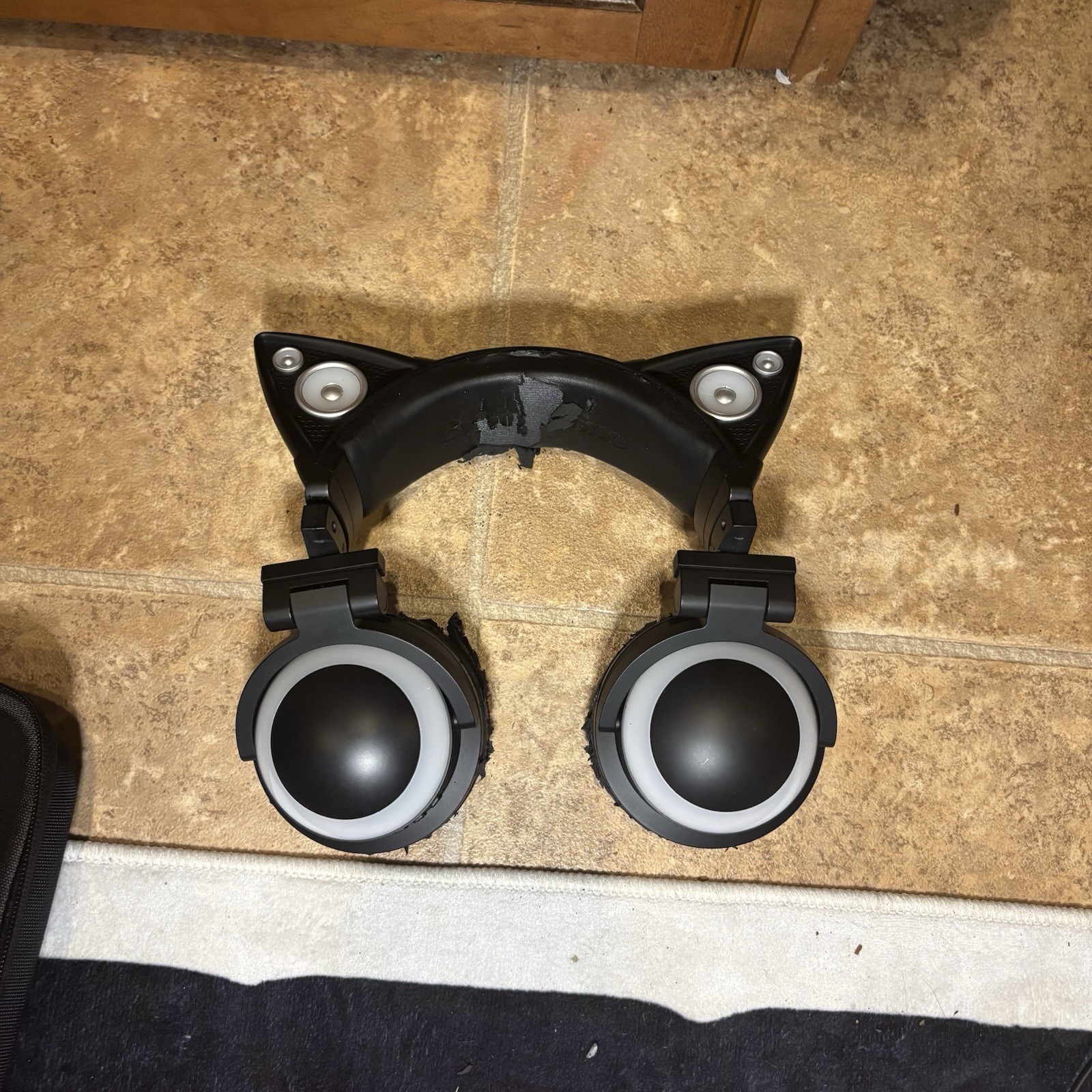 Brookstone Wireless Cat Ear Headphones AR102A4BKA Bluetooth w/ Case