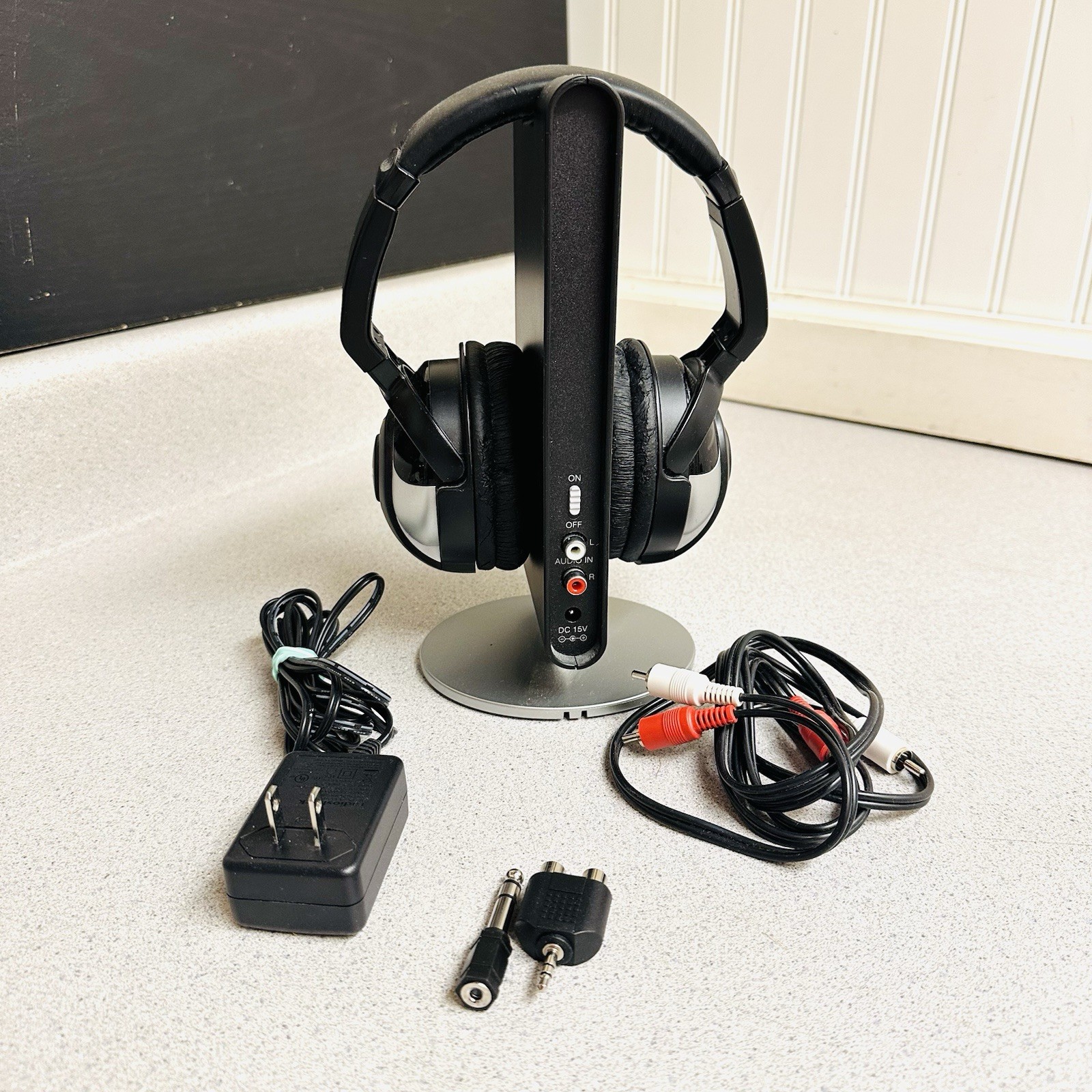Vtg Radio Shack Infrared Wireless Headphones w/Transmitter Rechargeable 3300280