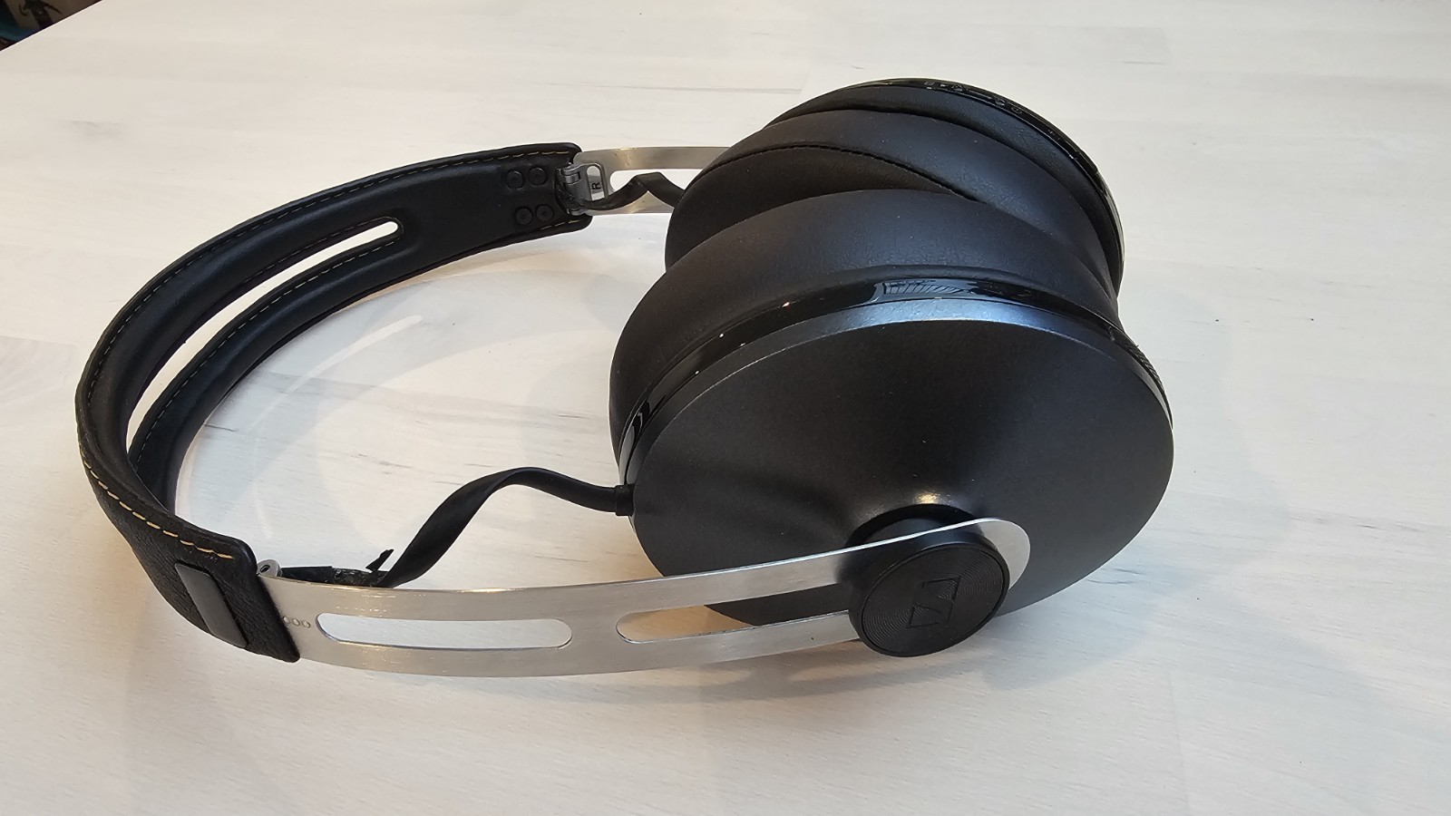 Sennheiser Momentum 2 Wireless Bluetooth Headphones Noise-Cancelling Black Blue