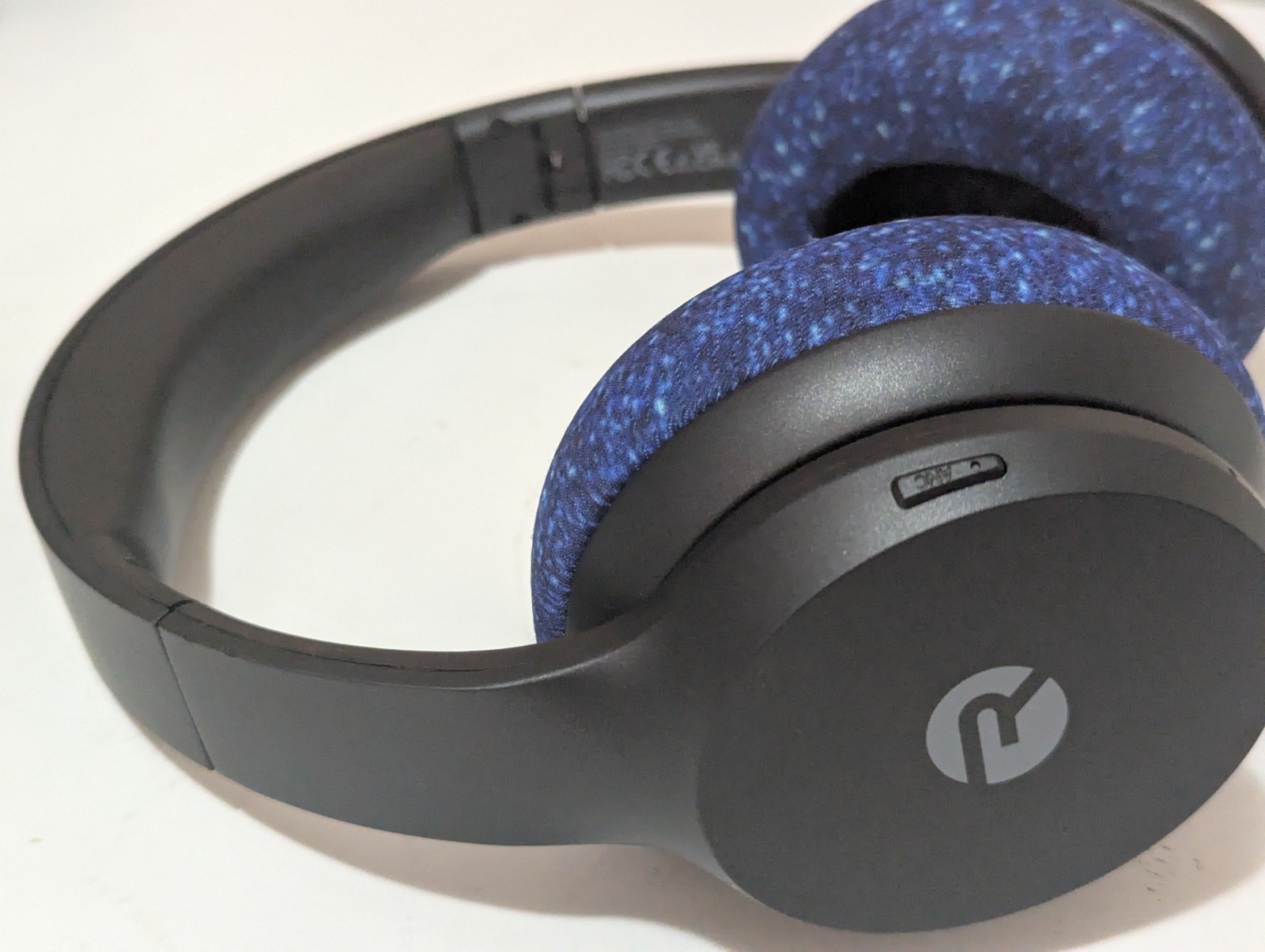 Headphone Raycon The Fitness Bluetooth Over-Ear Headphones Cobalt Blue Ear Pads.