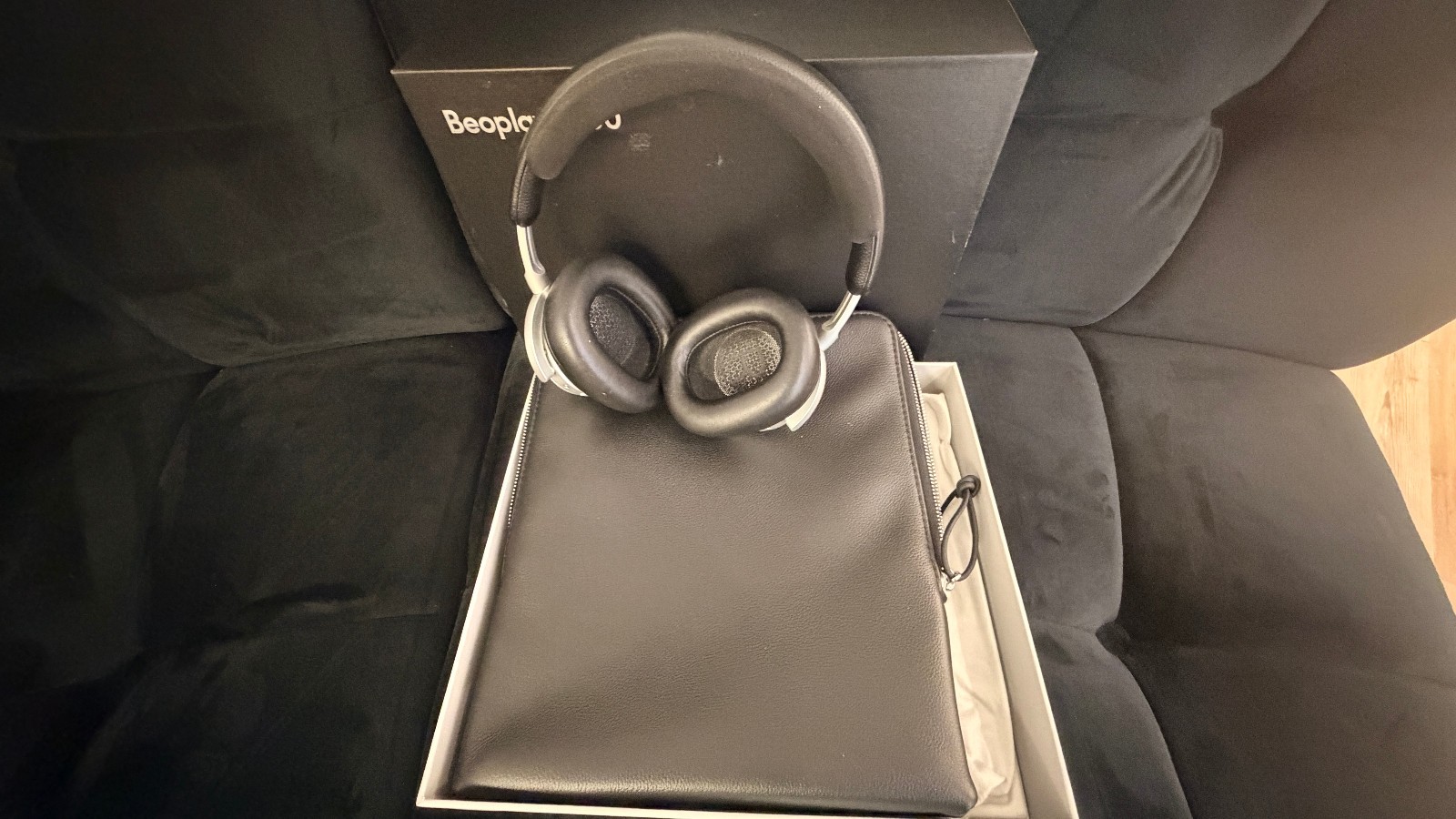 BO H100 Head Phones … BARELY USED! …. Its a Score! …THEY SOUND GREAT!