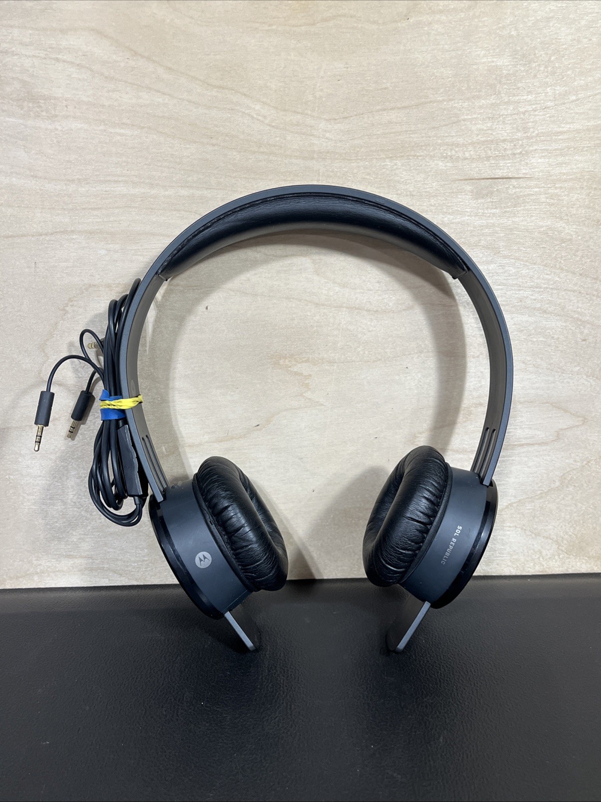 Sol Republic Tracks V8 Black Headphone Tested-works RIPPED EAR MUFF