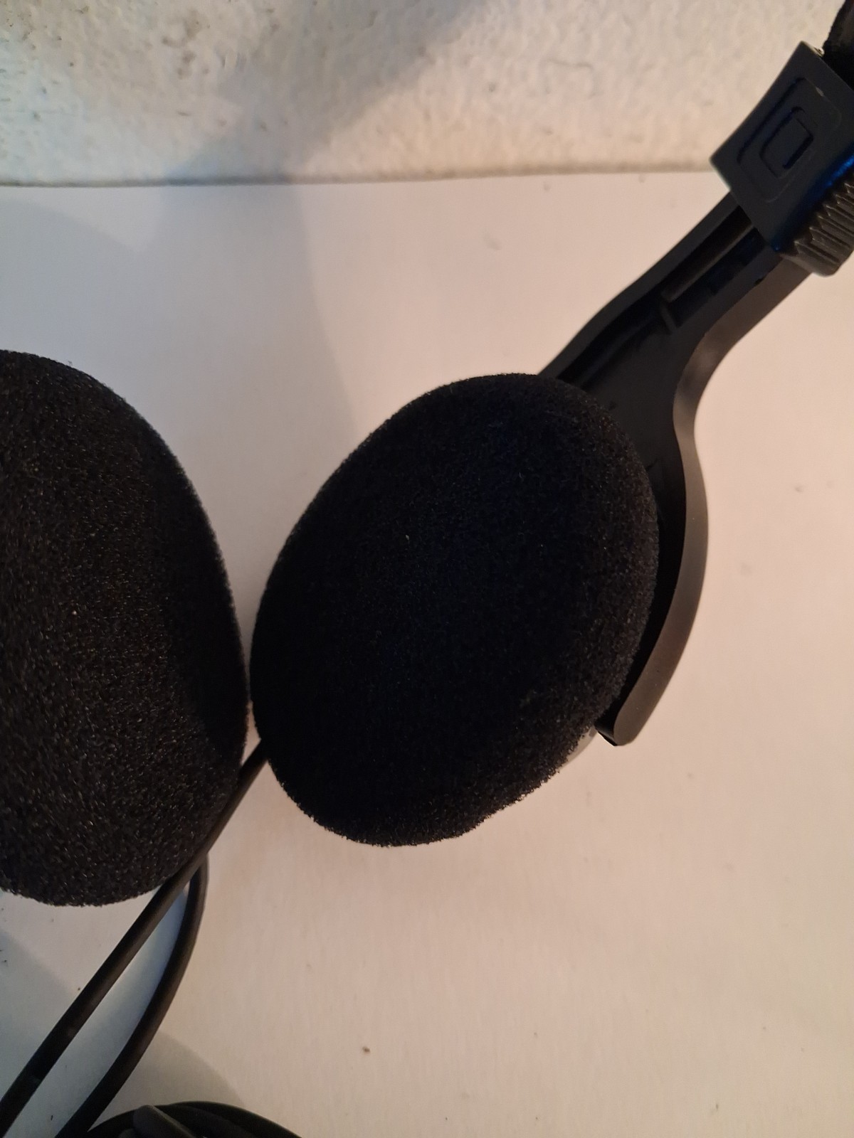 Radioshack Pro-25 Stereo Headphones W/In-line Volume Control Cat No. 33-1022