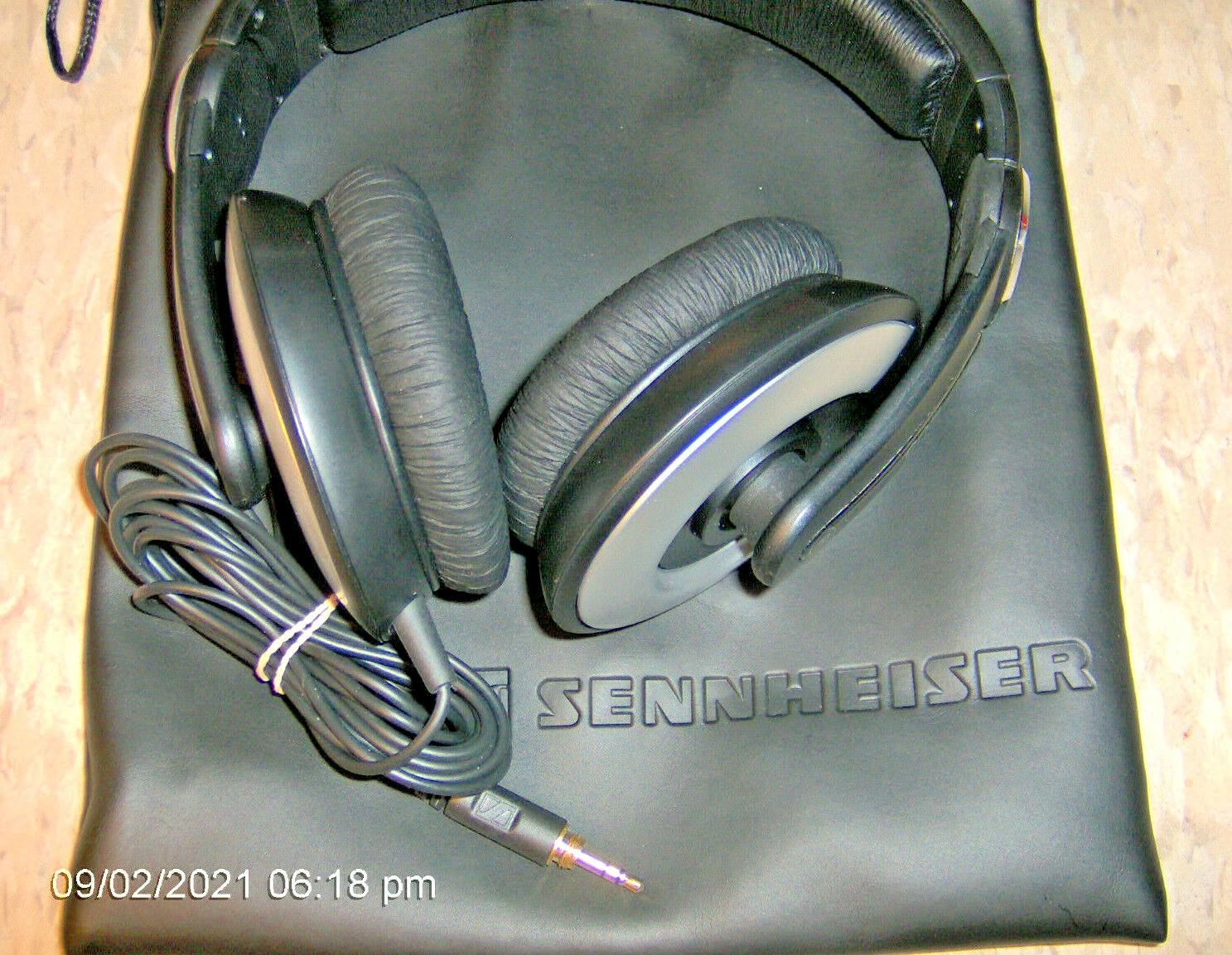 Used DJ Headphones over the ear w/ 9 foot Cable 3.5mm Plug Sennheiser HD 205