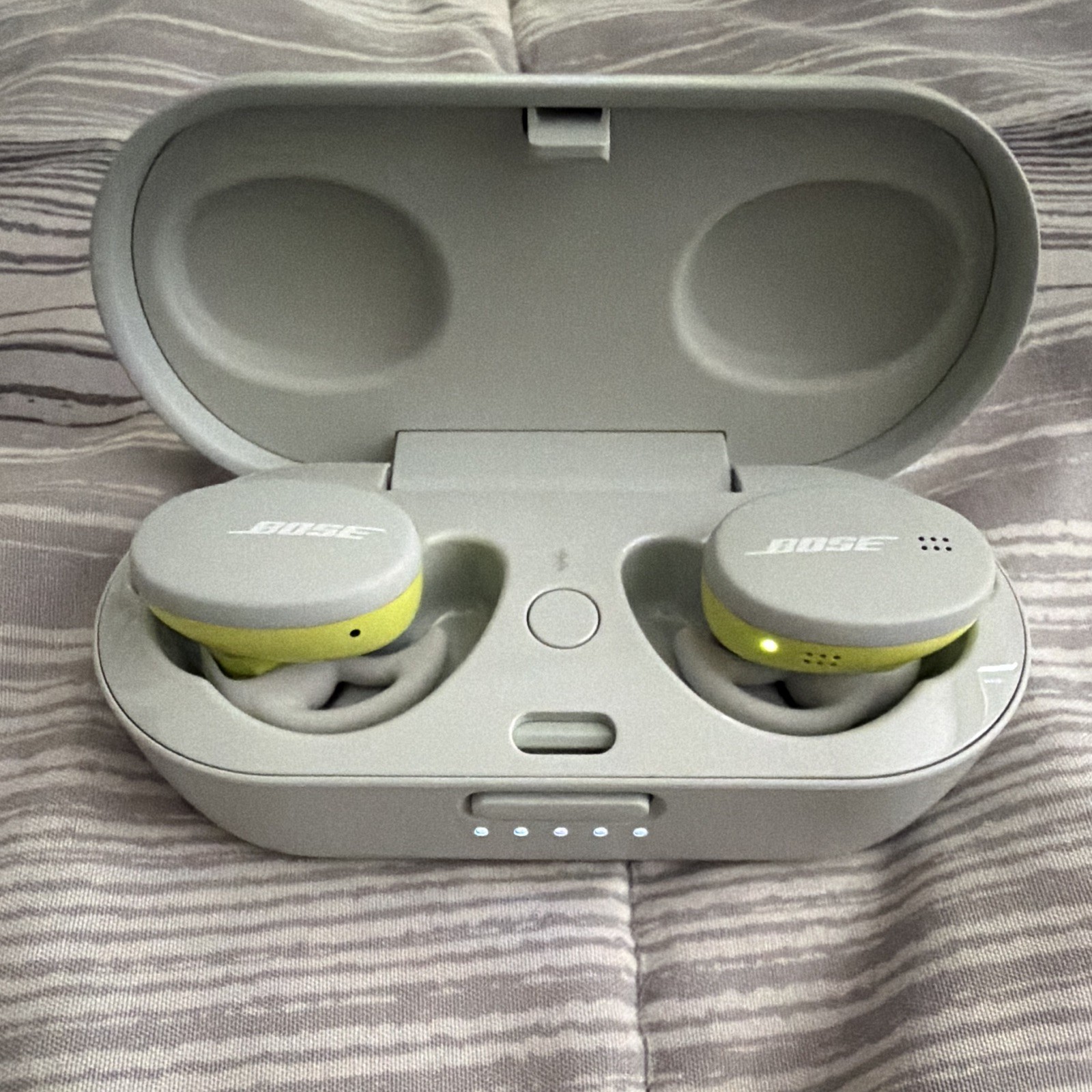 Bose Sport In-Ear Wireless Earbuds w/ Charging Case EXCELLENT CON. READ DESC