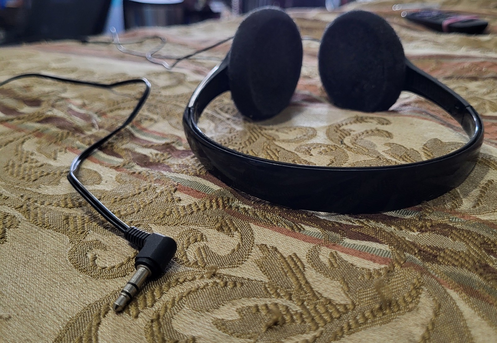 ONN On-Ear Headphones Lightweight Design and Adjustable 3.5mm Aux Plug 131407