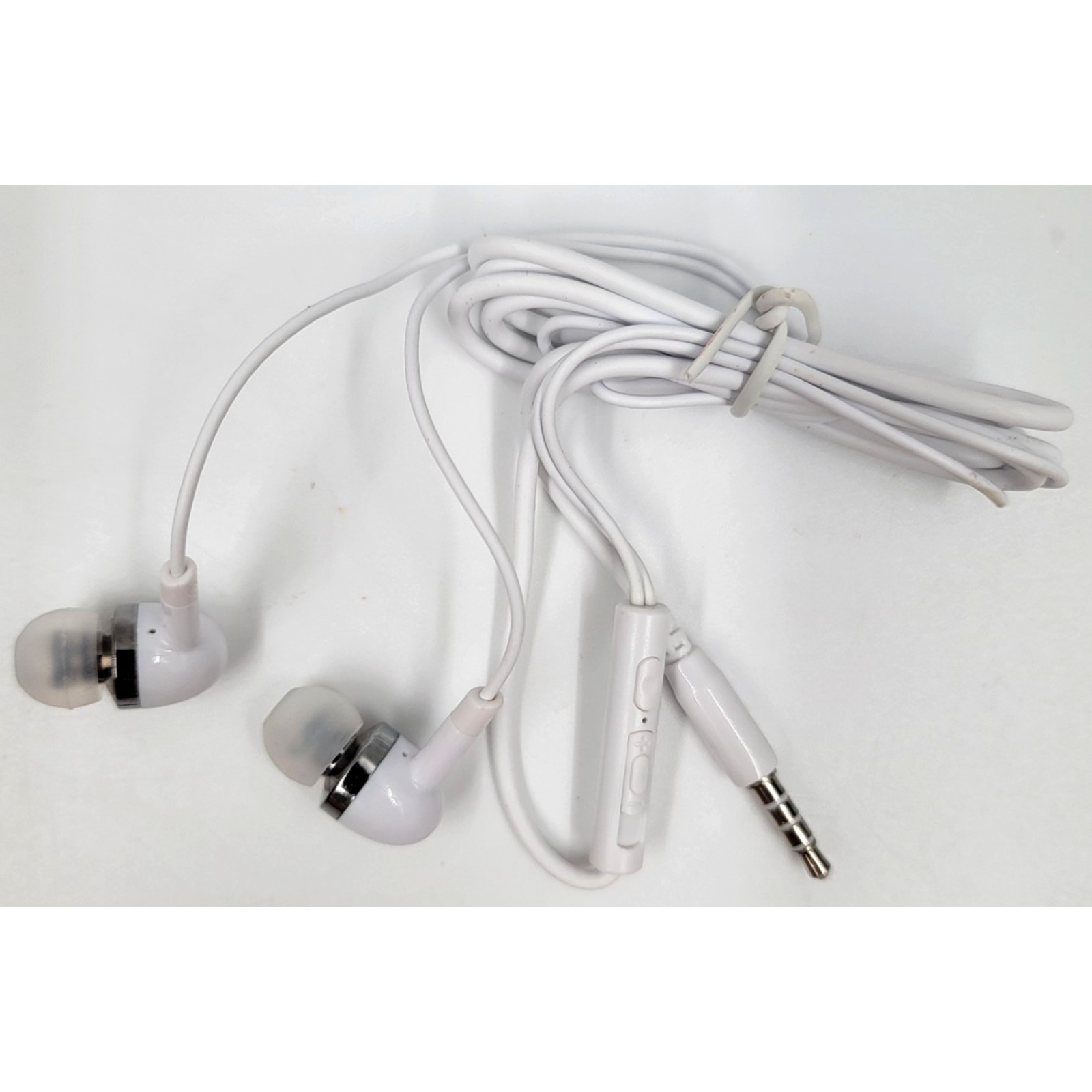 EGTech Wired Stereo Earphone With Microphone White Cord 3′ Comfortable Lot of 3