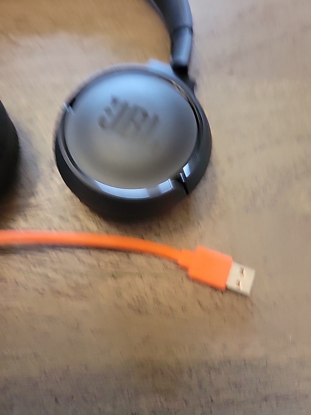 JBL TUNE500BT On-Ear Headphones Black Headband Ear-Cup **Charger INCLUDED