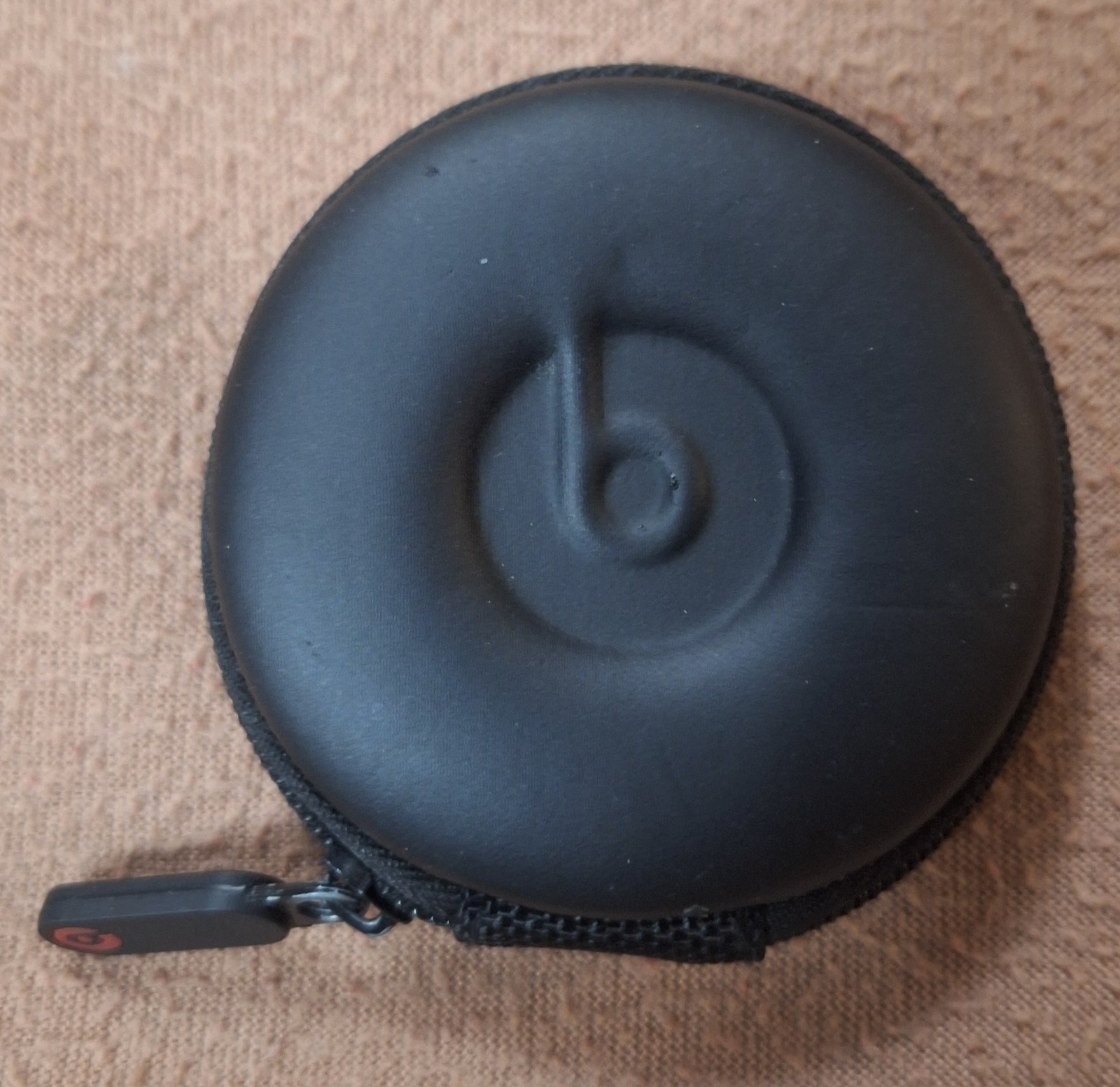 Beats Earbuds Headphones Round Travel Case W/Earbuds Open Package.