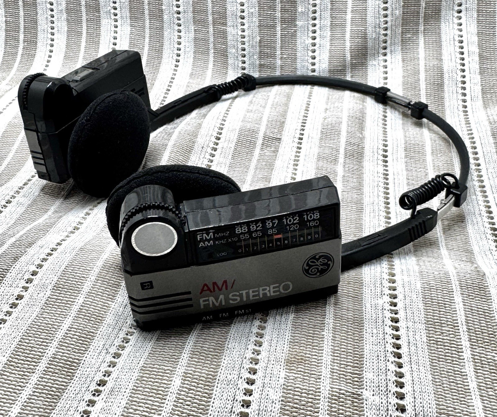 Vintage 1980’s General Electric GE 7-1290B Foldable FM Radio Headphones – Works!