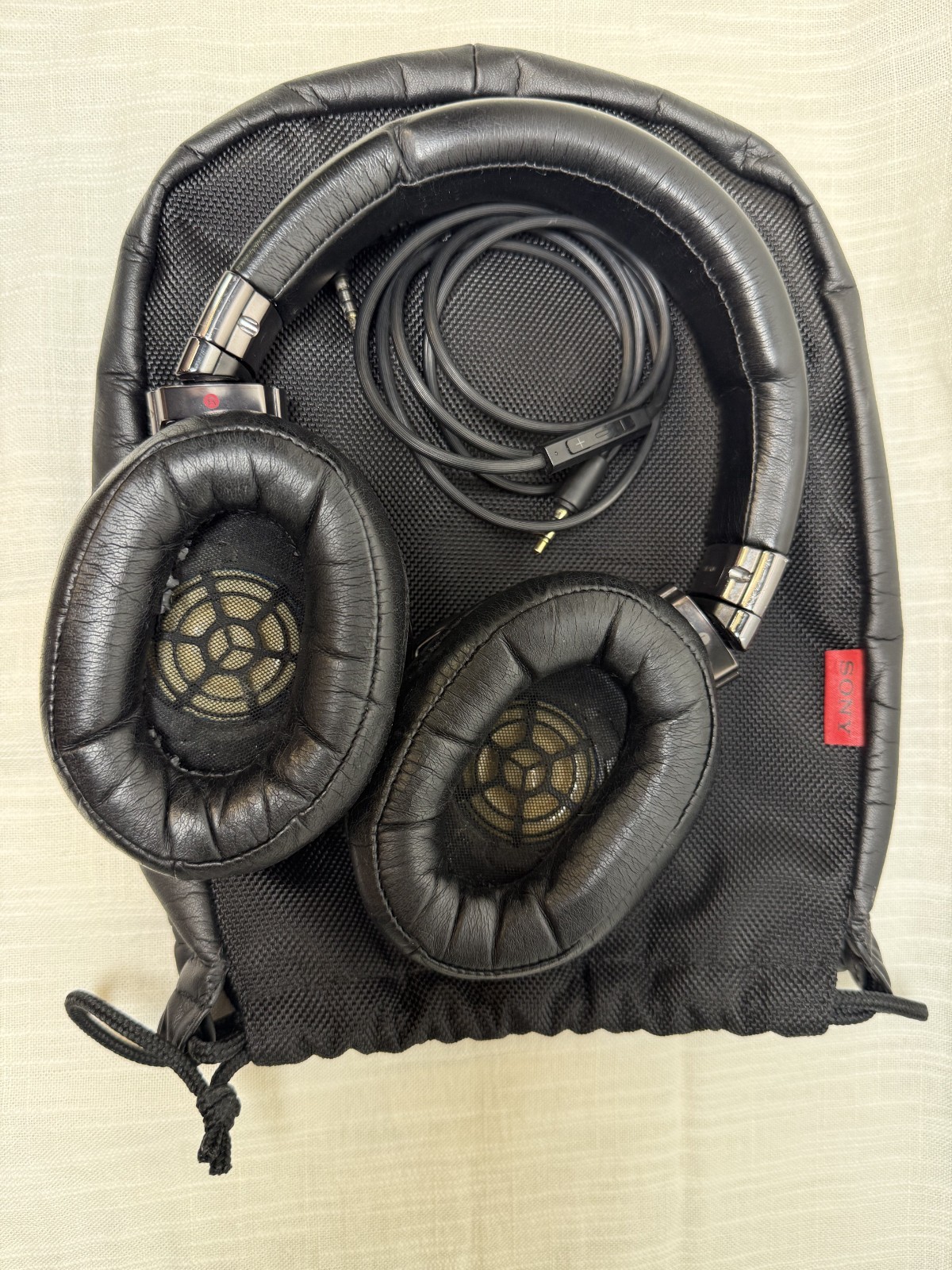 SONY MDR-1R Wired Headphones Black/Red – Very Good Condition