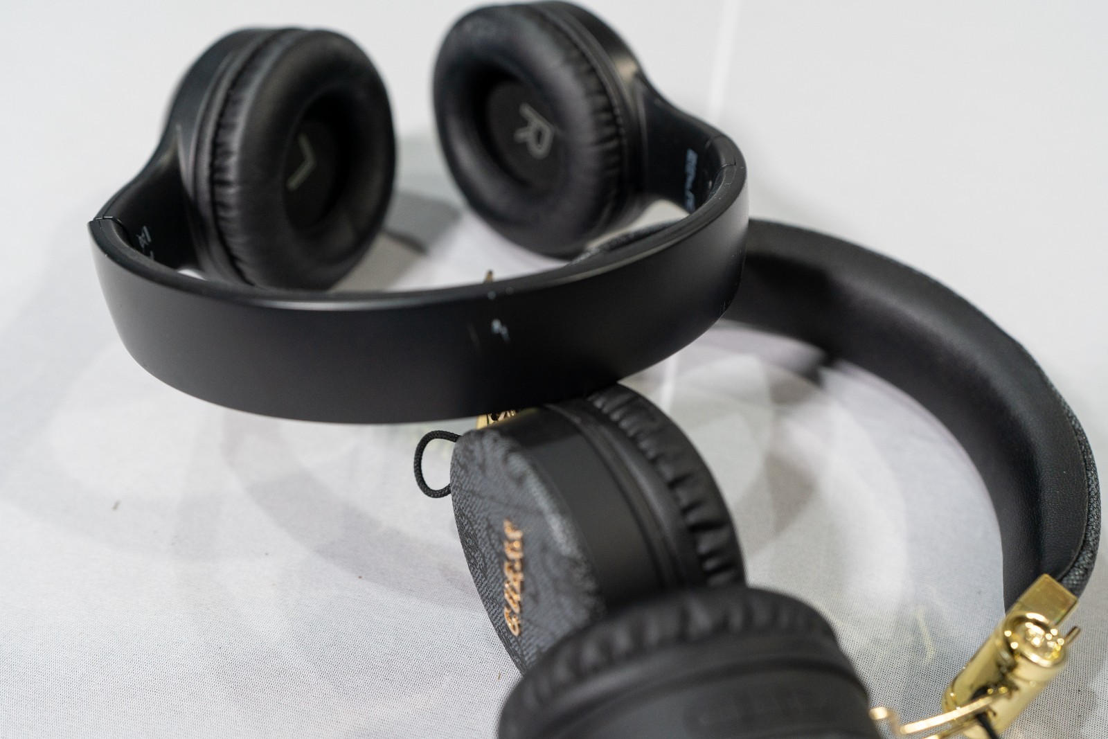 Lot of 2 Guess Wireless Headphones Mix Matte Black & 4G Monogram Gold Bundle