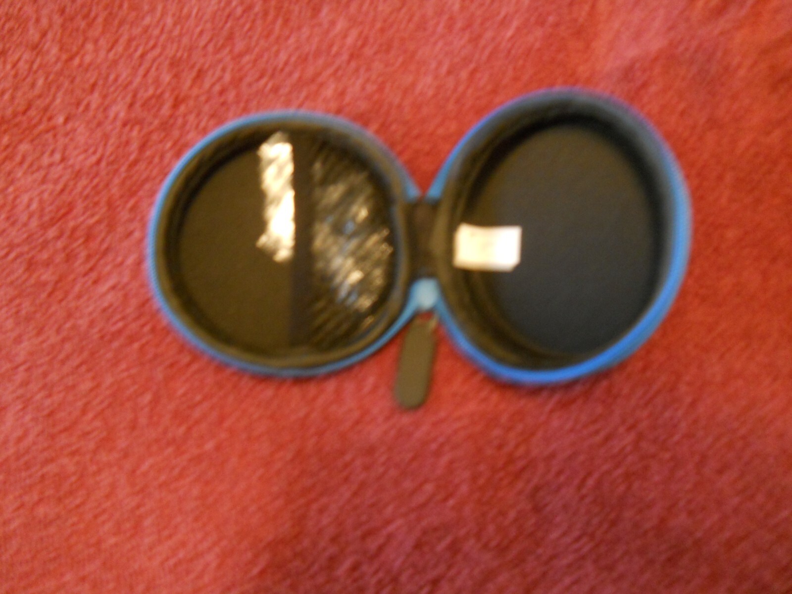 * New ~Zipper Ear Buds Kit (Black n Blue) .