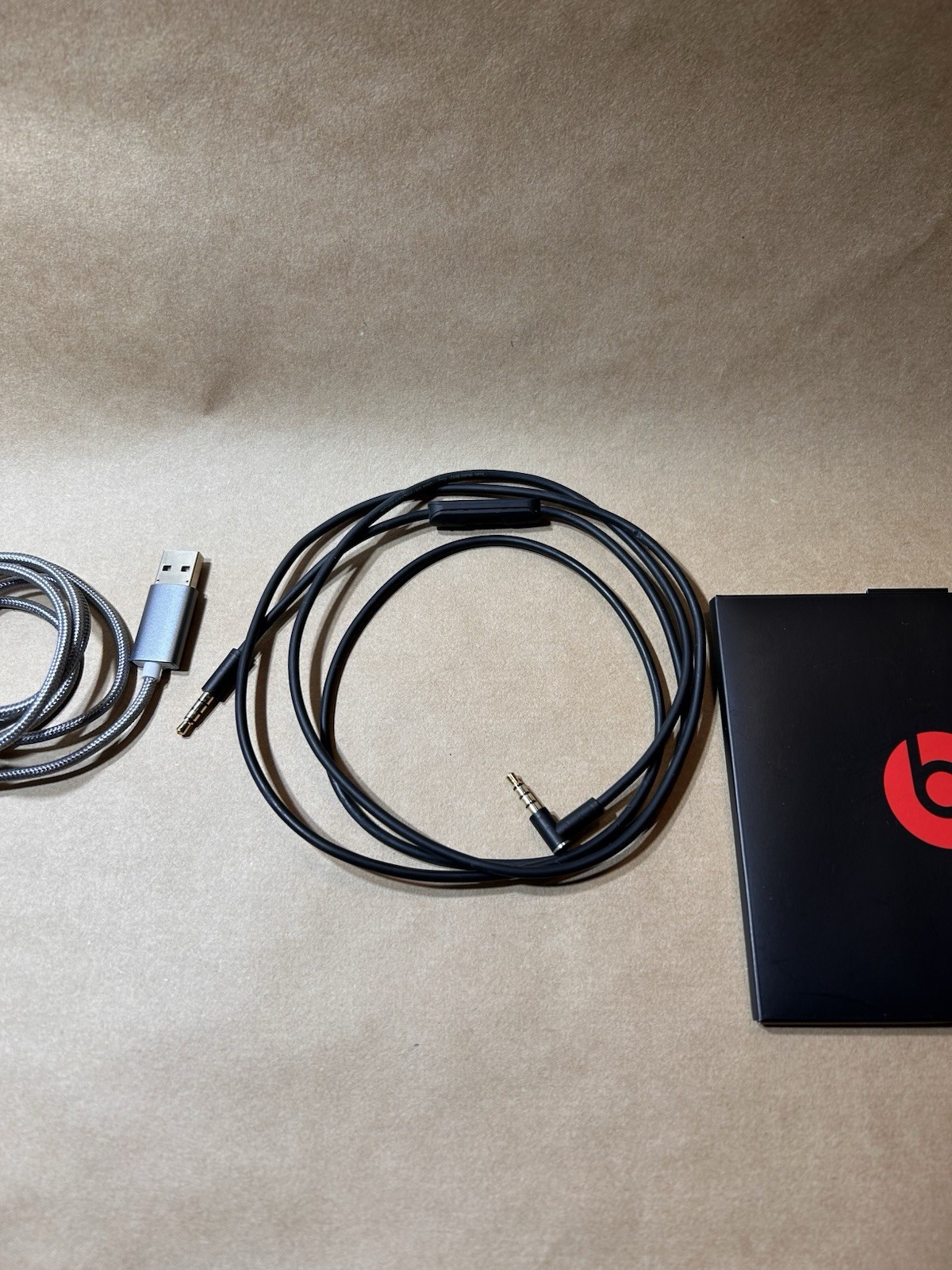 Beats by Dr. Dre Solo3 Over the Ear Headphone – Gloss Black Clean Condition