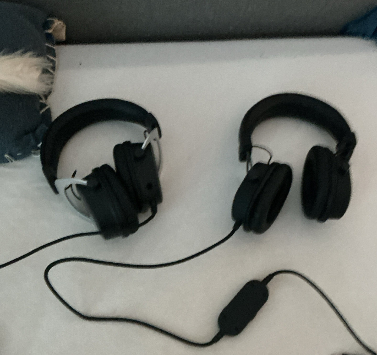 1100 Series Wired Over-Ear Headphones Black 3.5mm Jack On-Cable Microphone