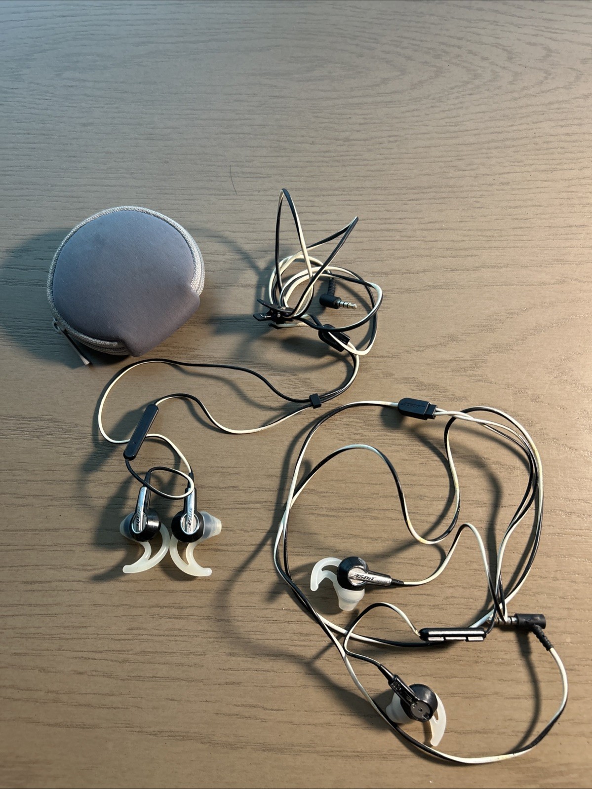 Bose IE2 In-Ear Wired Audio Headphones No Microphone Black White TESTED WORKING