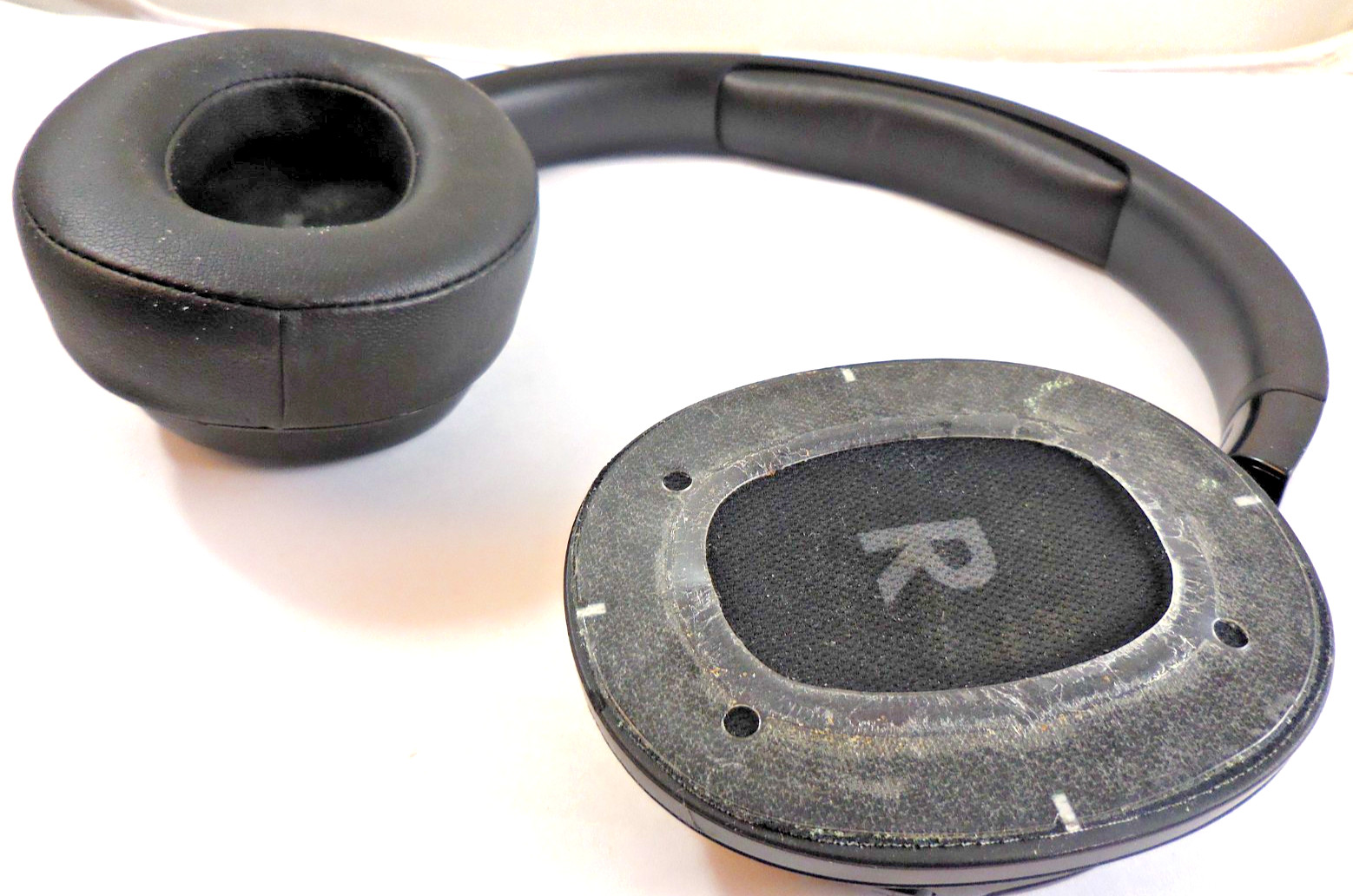 JBL Tune 760NC – Wireless Bluetooth Over the Ear Headphones – Black (With Issue)