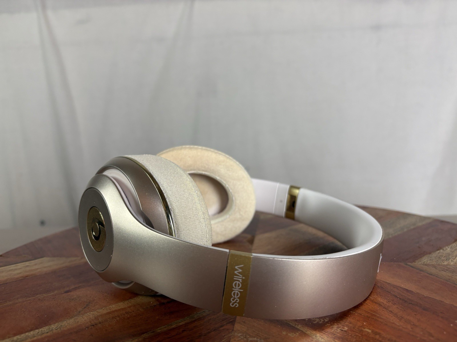Dr Dre Beats Studio 2.0 Wireless Over Ear White Gold Headphones B0501 + Case
