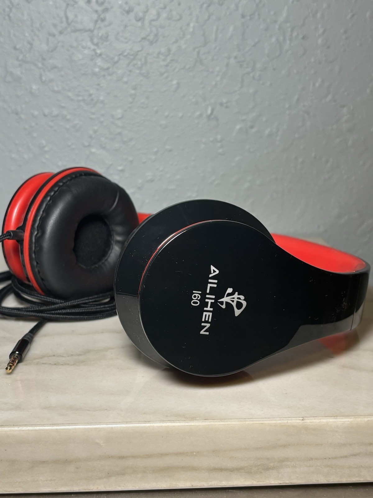 Ailihen I60 foldable on-ear headphones in black and red