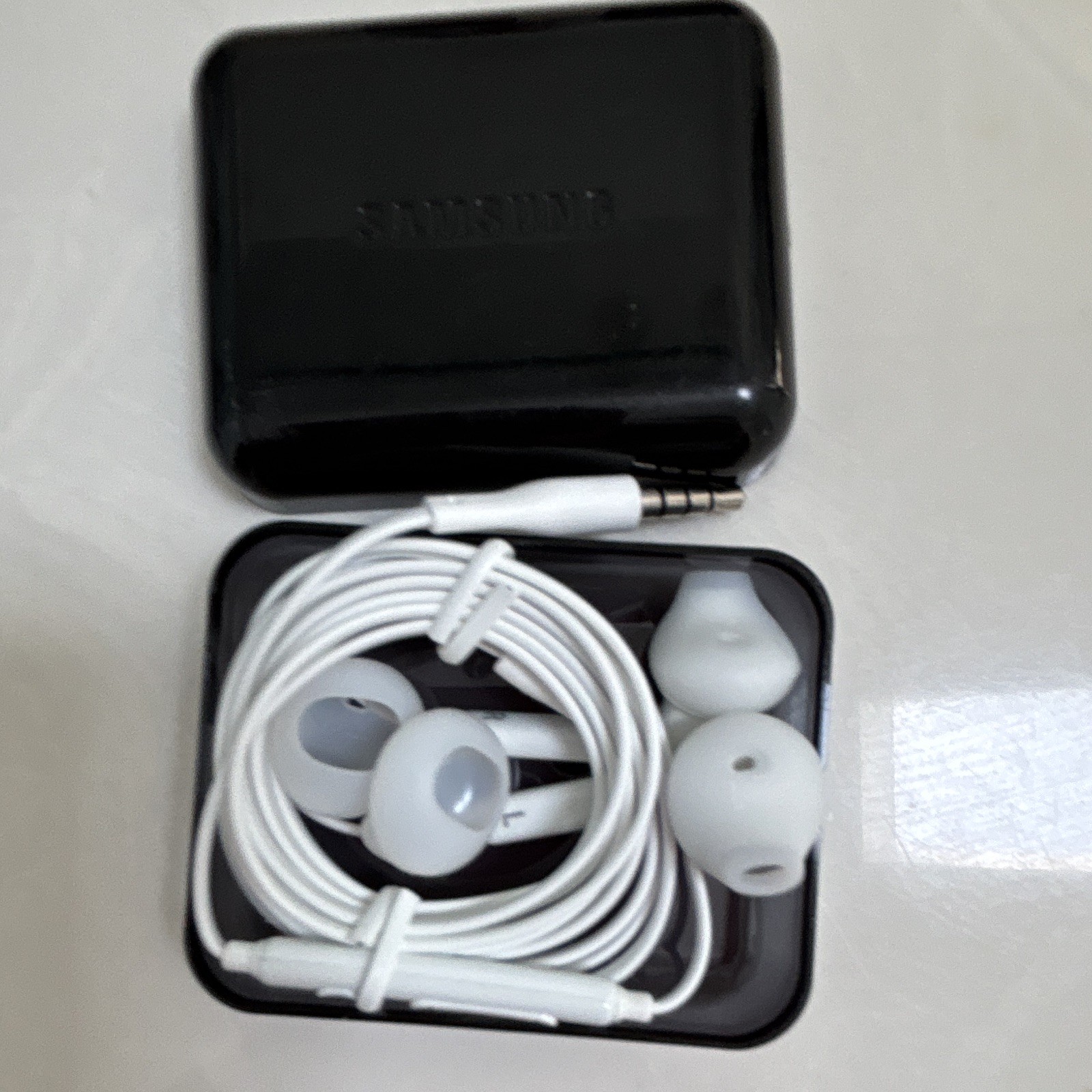 Samsung EO-IG955 Wired In-Ear Earbuds 3.5mm White w/ Mic, Replaceable Tips