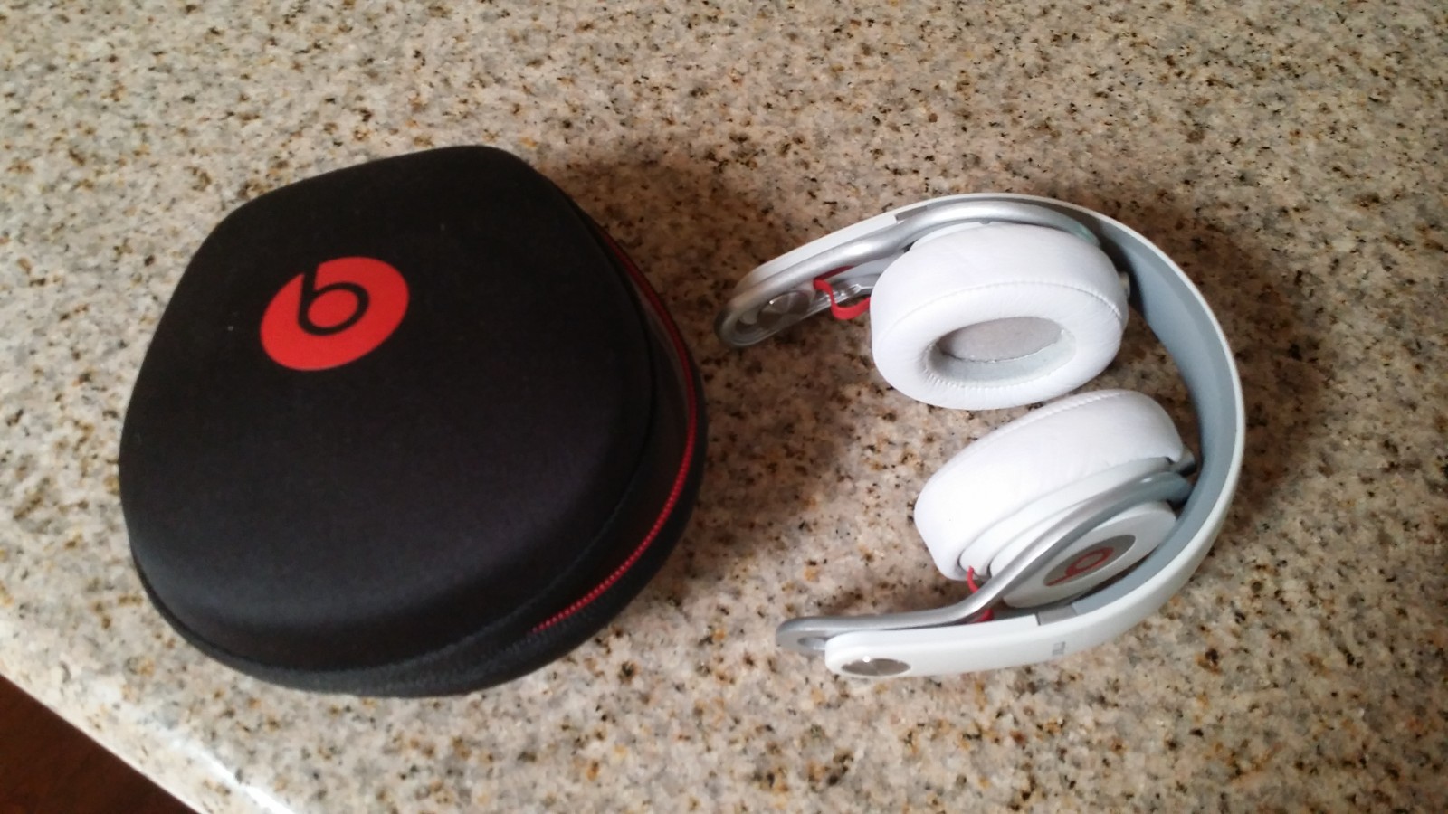 Beats by Dr. Dre Beats Mixr wired headpone on the Ear Headphones White color