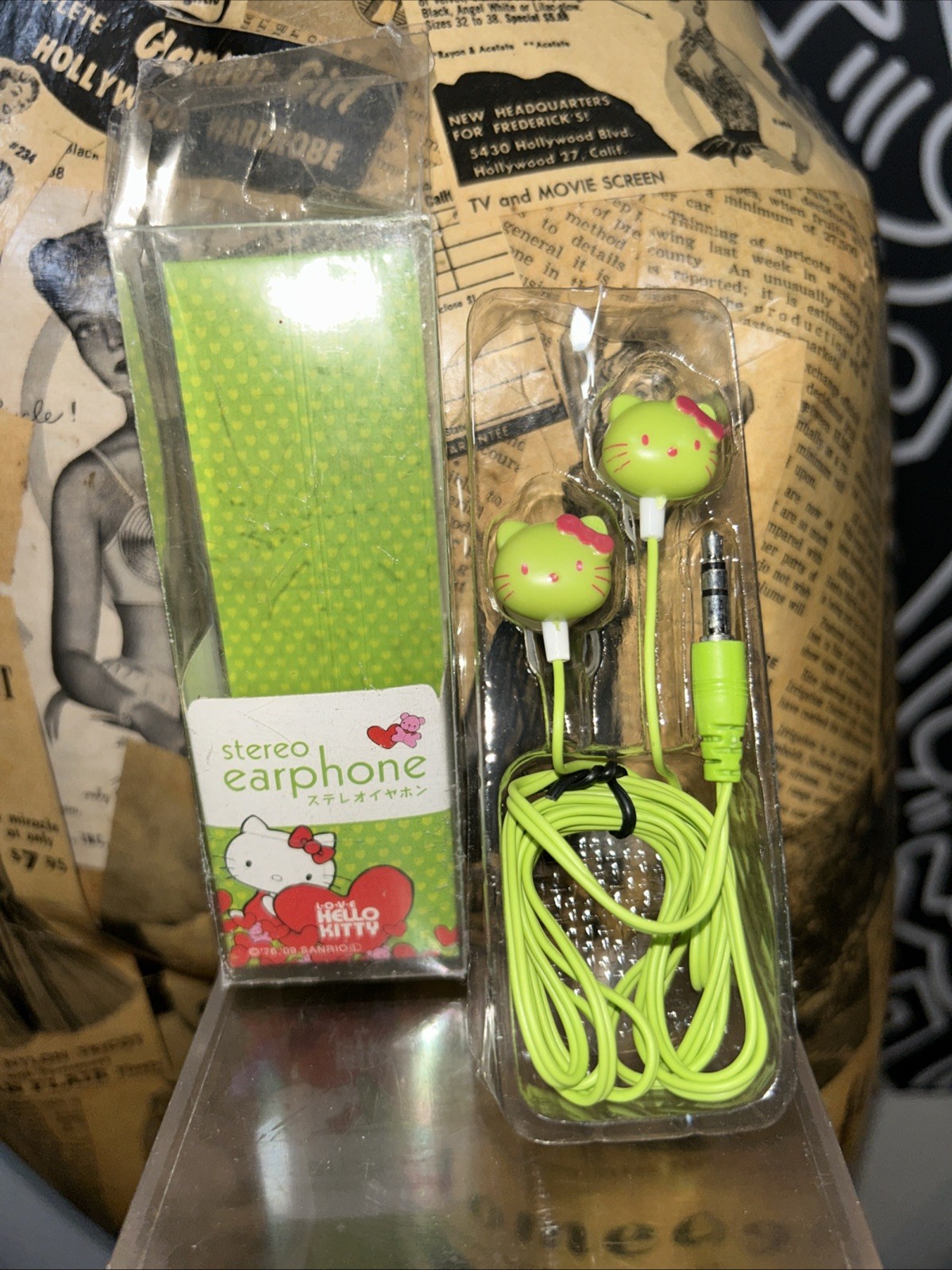 Hello Kitty Sanrio Wired Stereo Earphones White Damaged Box