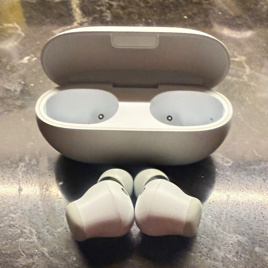 Beats by Dr. Dre Solo2 Bluetooth True Wireless In-Ear Earbuds Case White