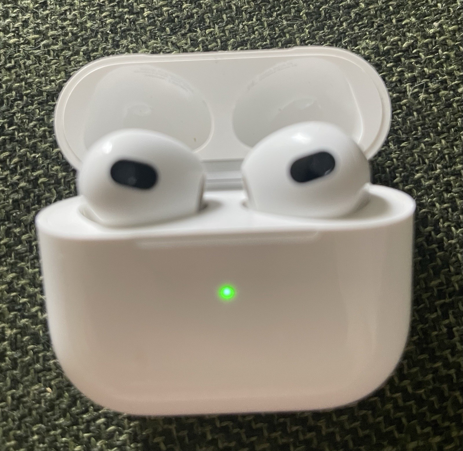 Apple AirPods 3rd Gen White In-Ear Bluetooth Wireless Earbuds w/MagSafe Case