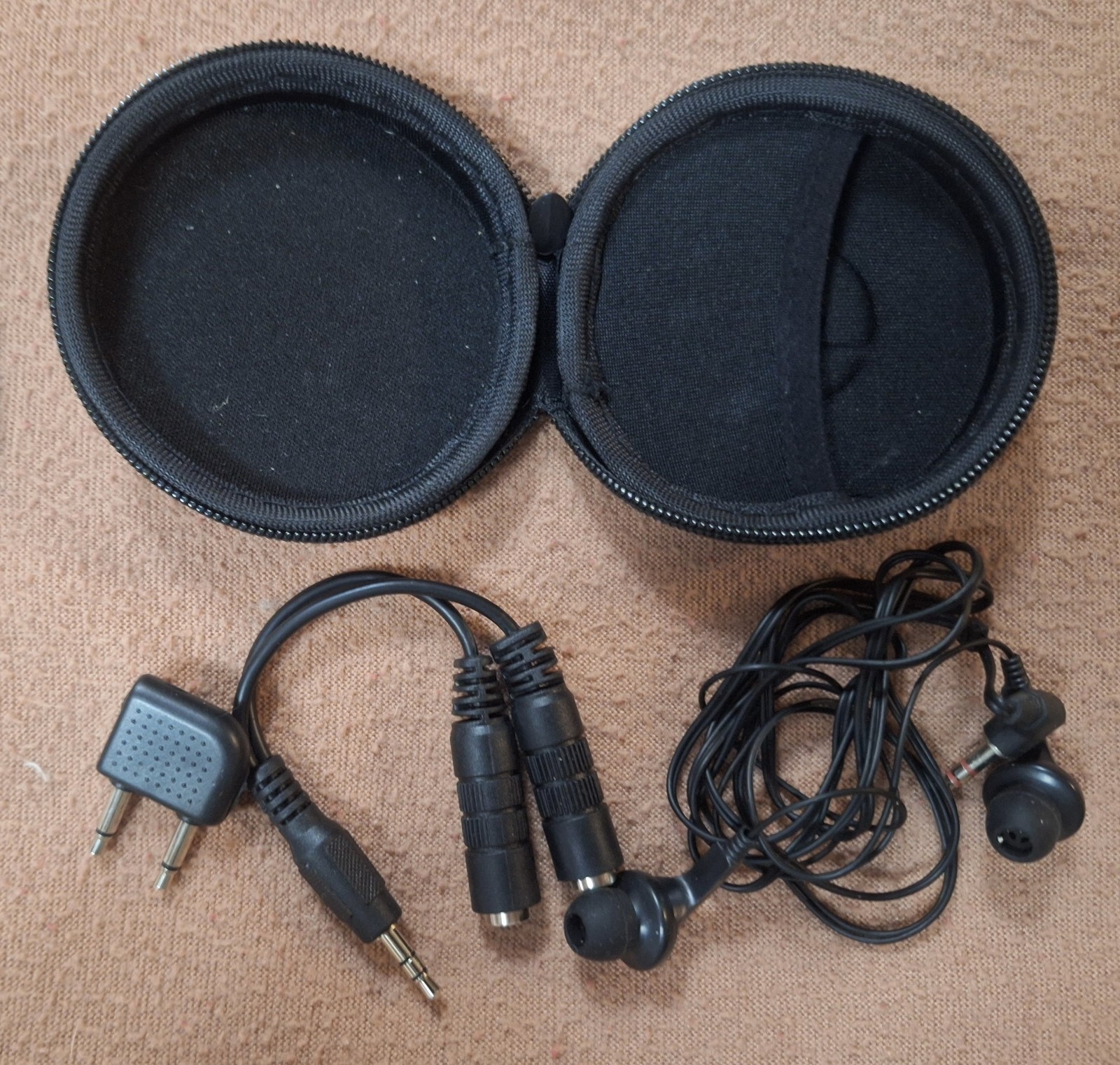 Beats Earbuds Headphones Round Travel Case W/Earbuds Open Package.