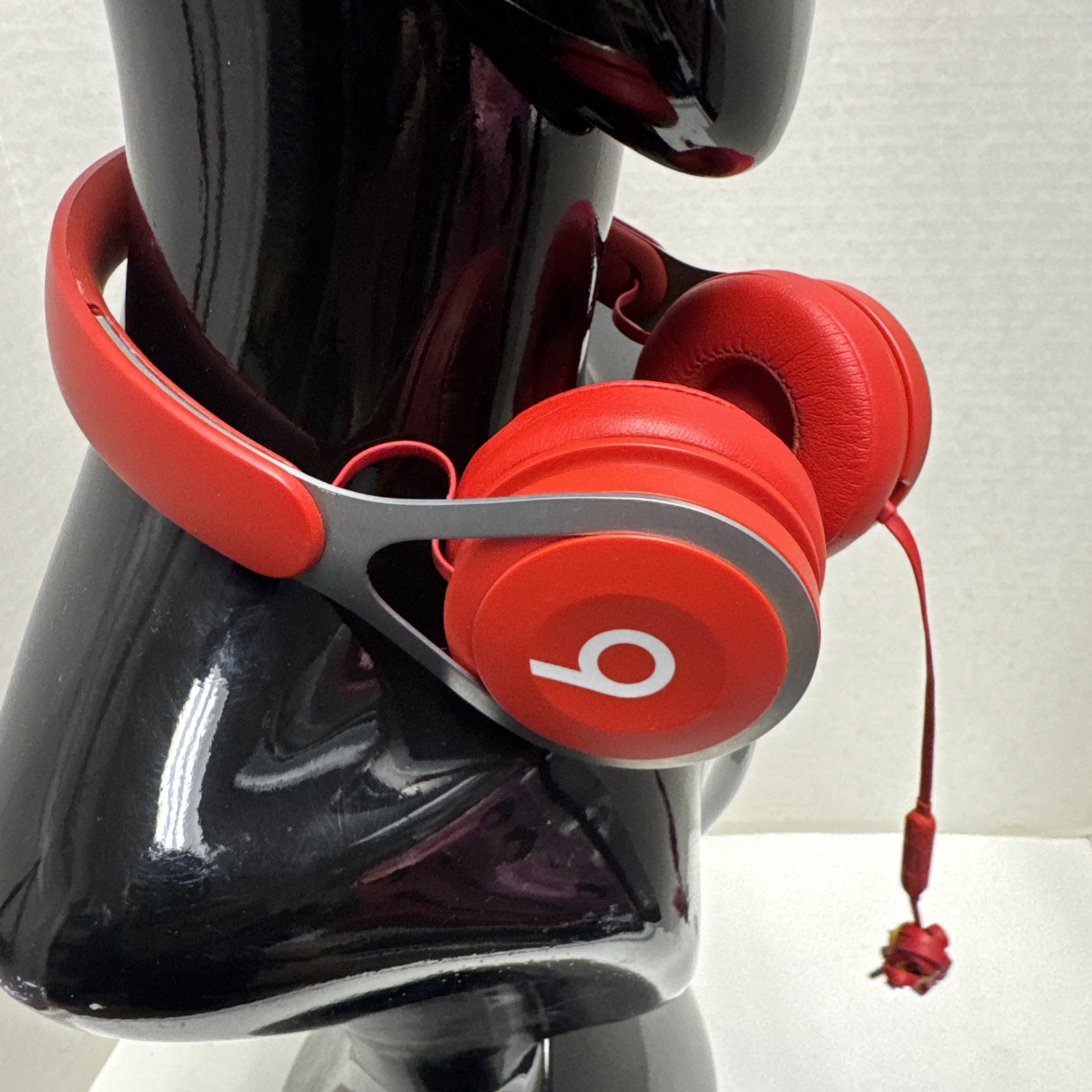Beats by Dre Foam On Ear Wired Red Headphones Silver Metal Sides Unisex Powerful