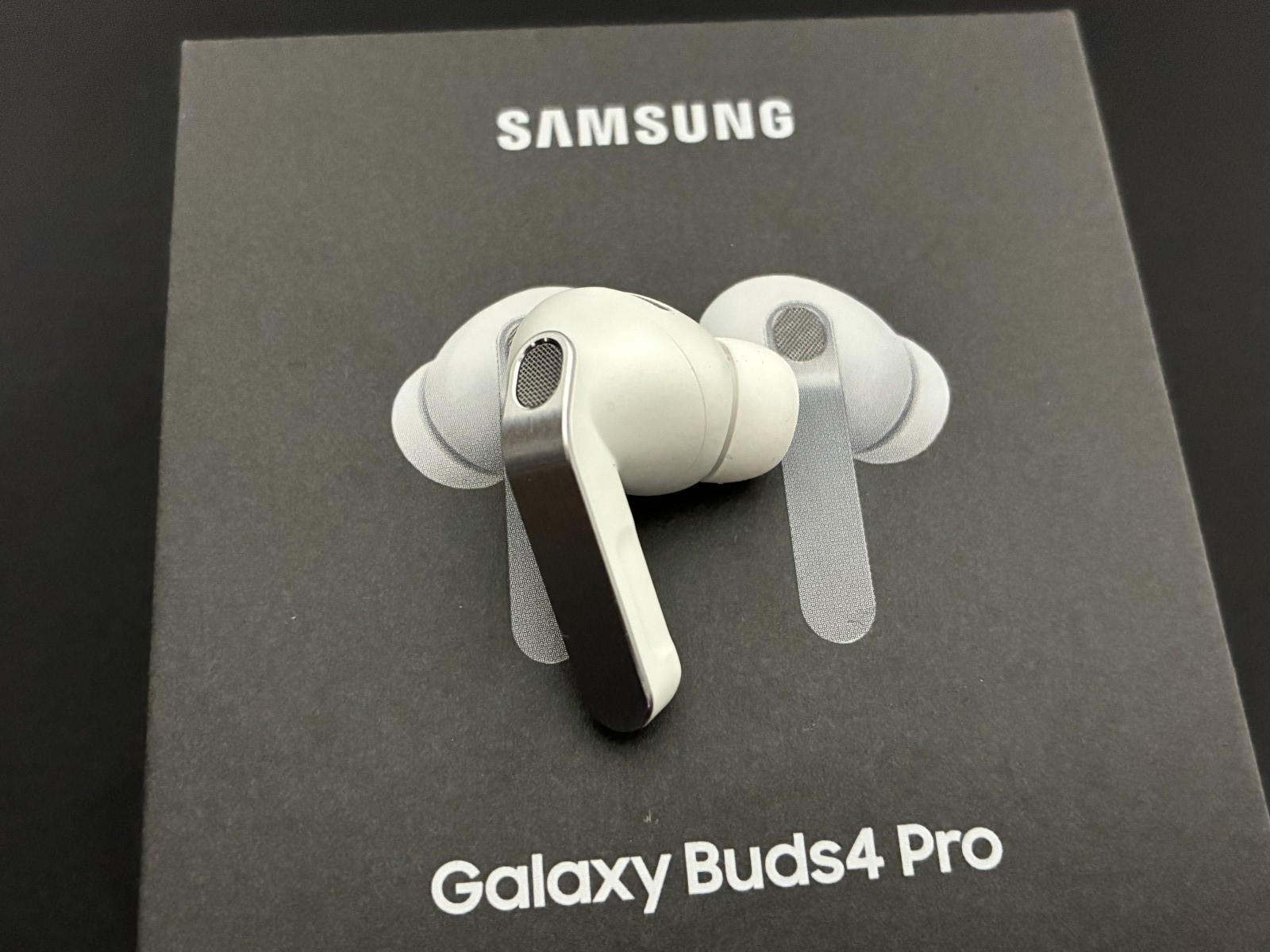 Original Samsung Galaxy Buds4 Pro SM-R640N Earbuds – White – Right Side (R)