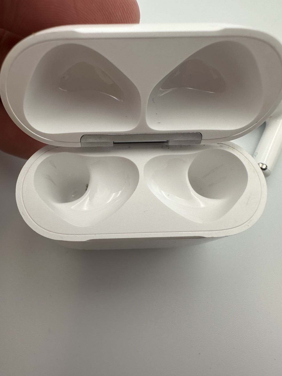 Apple AirPods 4 (ANC) Wireless Bluetooth Earbuds USB-C Charging Case White READ