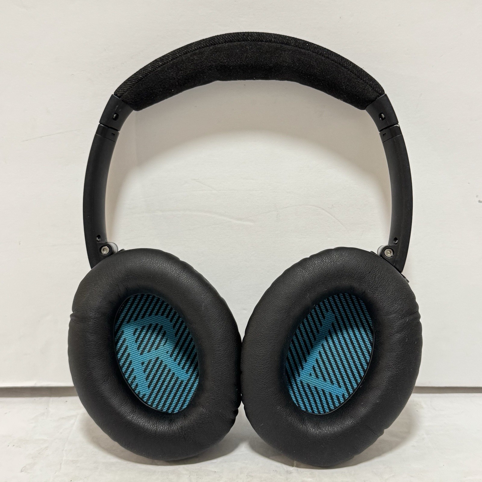 Bose QuietComfort 25 (QC25) Noise Cancelling Headphones with Case and Cables