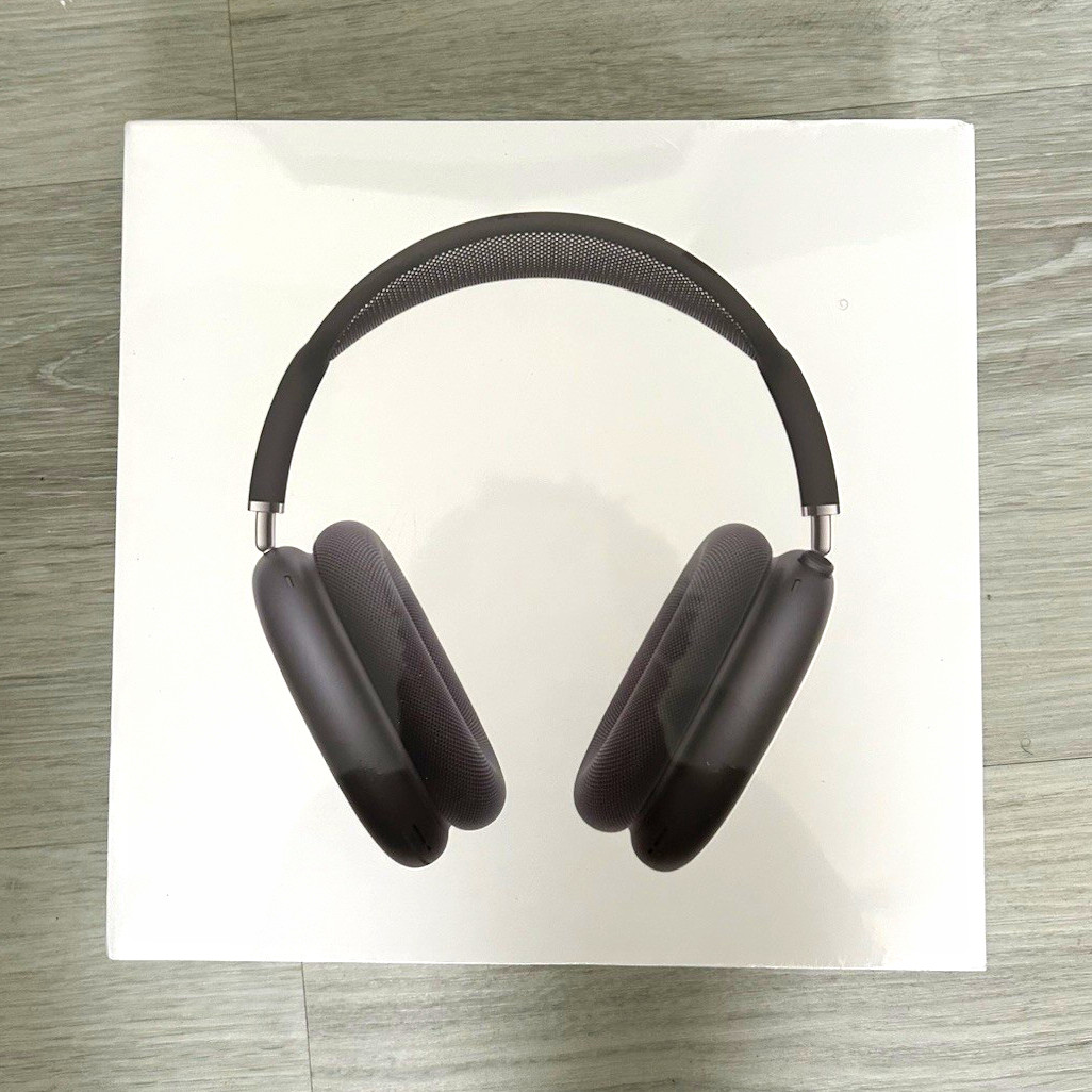 Apple AirPods Max, space gray.