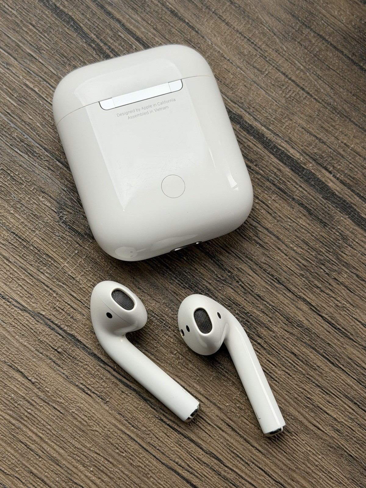 Apple AirPods gen 2 White In-Ear Bluetooth Wireless Earbuds w/ Charging Case.