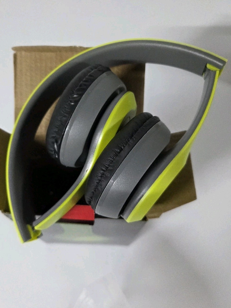 p47 wireless headphones Set Of 4