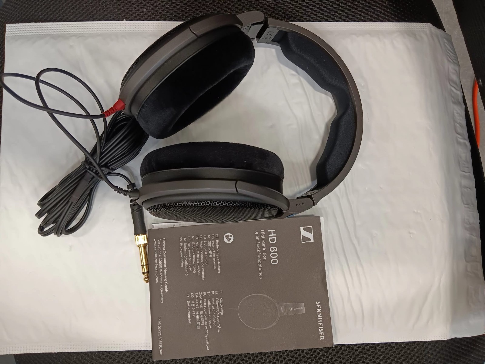 Sennheiser HD 600 Over the Ear Headphone Audiophile Hi-Res Open Back – Black
