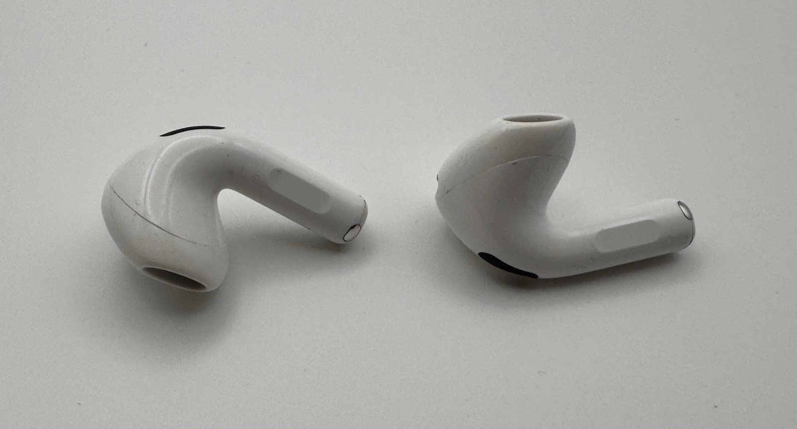 APPLE AIRPODS 4TH GENERATION USB-C NON ANC A3058 – White W/CHARGING CASE USED