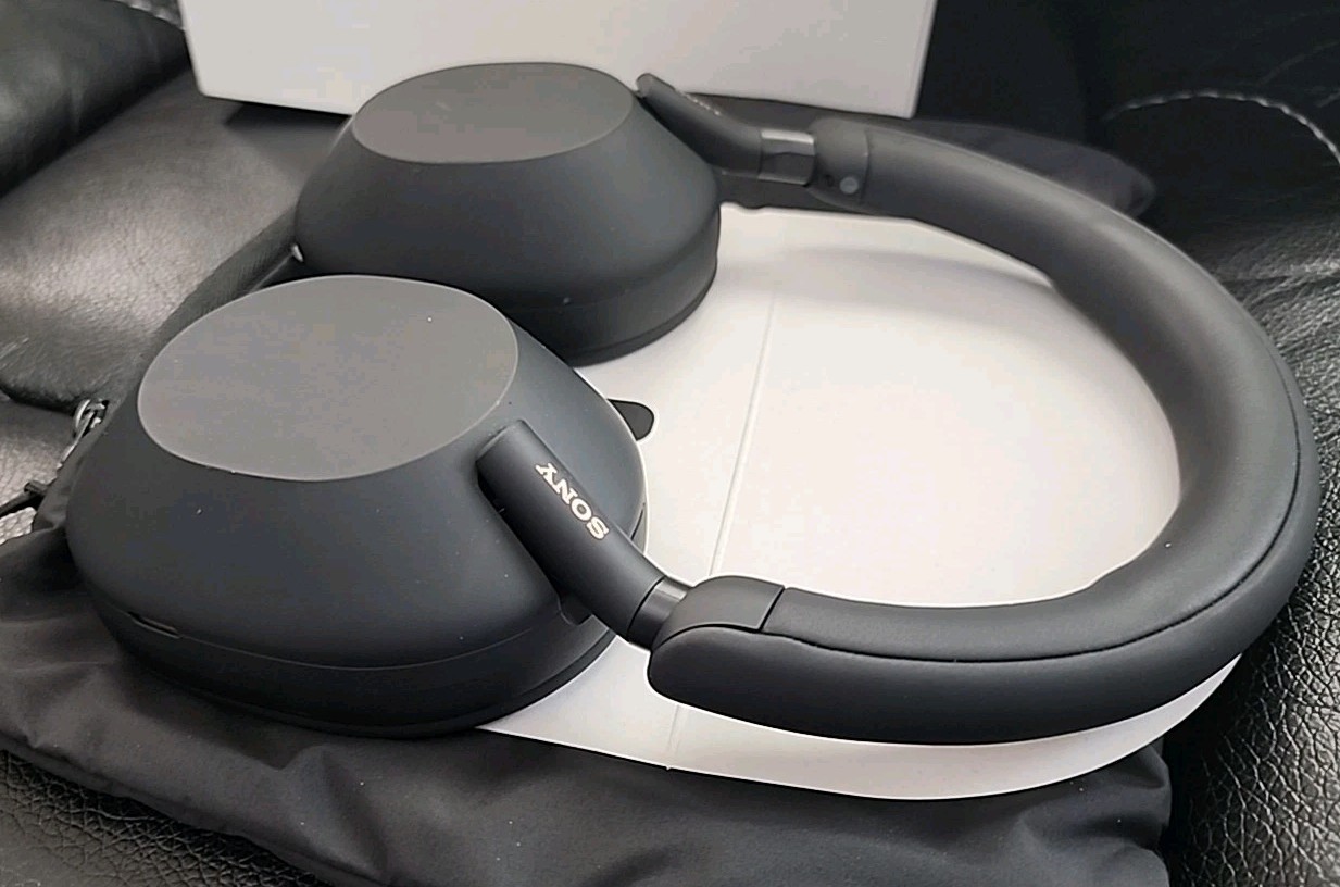 LikeNew Sony WH-1000XM5SA Wireless Noise Canceling 30 Hours Headphones