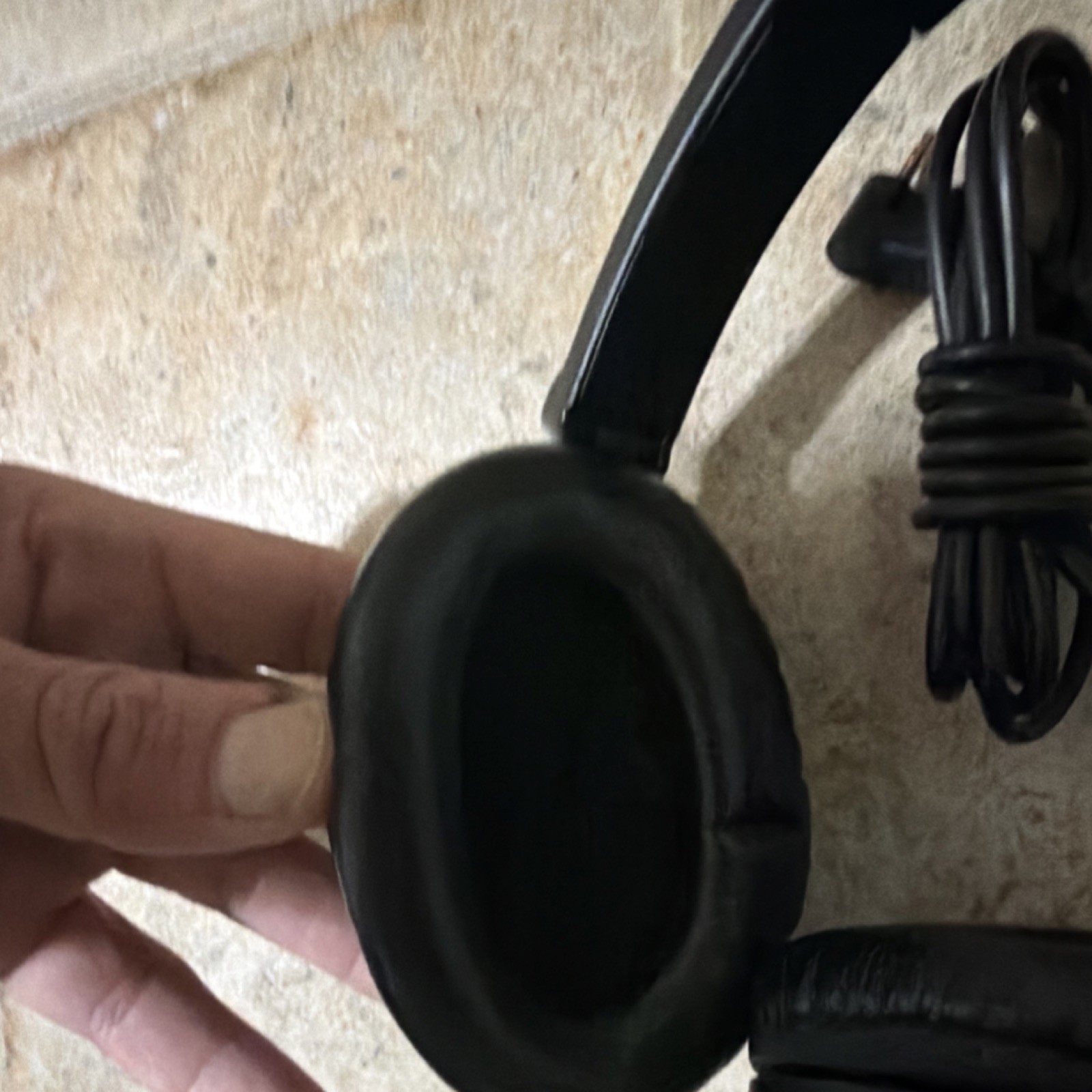 Black Wired Over-Ear Headphones 3.5mm Jack 40mm 32Ω 3ft Adjustable Band