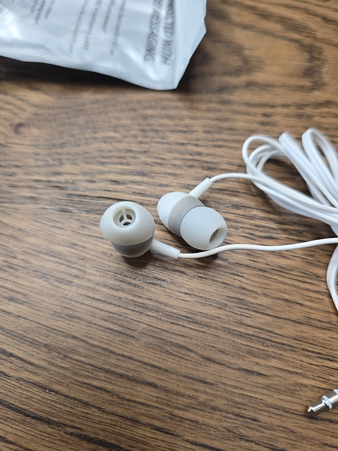 Delta Airlines Studio “Plug In Tune Out” Isolation Earbuds Headphones