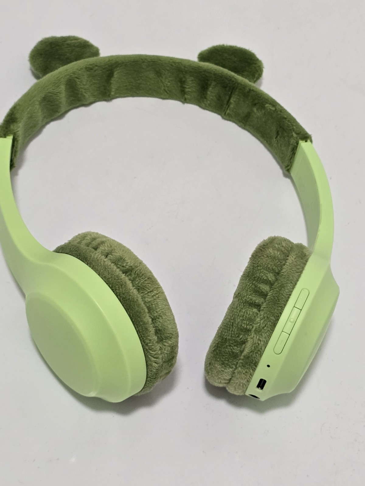 Green FROG GEMS brand wireless headphones, mod#WOE23. Fit Kids To Adults. Tested