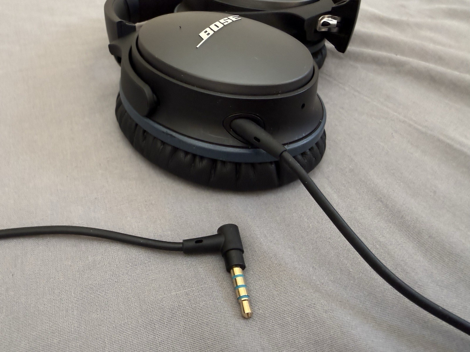 Bose QuietComfort 15 w/ Lightning C-Type Airplane Adapters & Case New Earpads