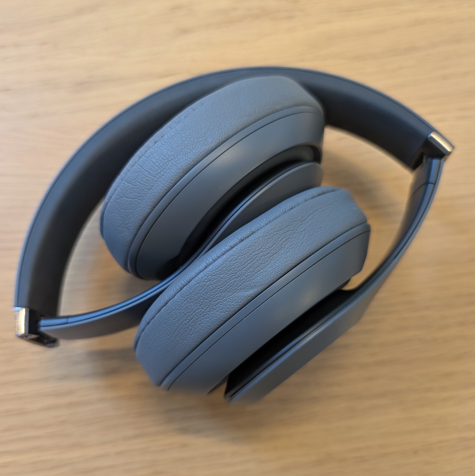 Beats by Dr. Dre Beats Studio 3 Wireless ANC Over-Ear Headphones – Gray, Case
