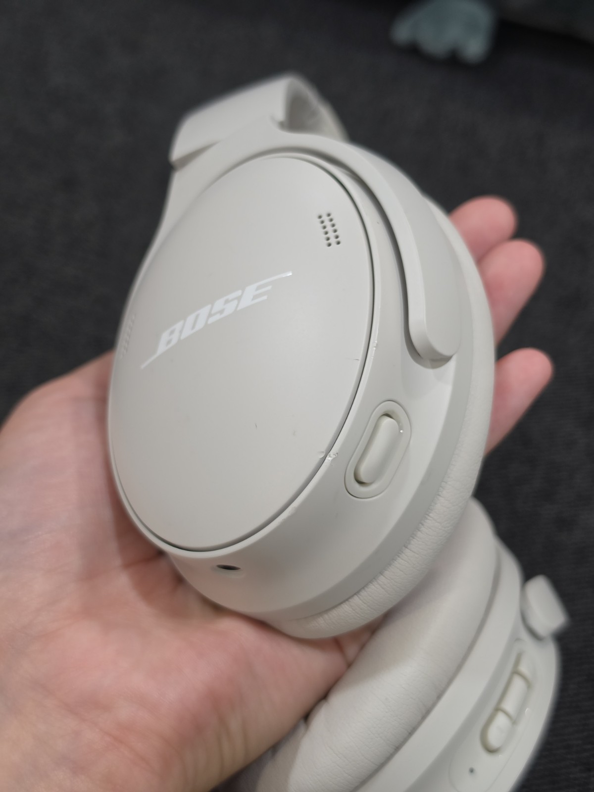Bose QuietComfort Wireless Over-Ear Headphones – White Smoke