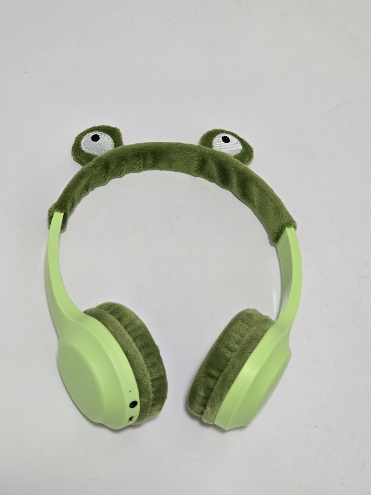 Green FROG GEMS brand wireless headphones, mod#WOE23. Fit Kids To Adults. Tested
