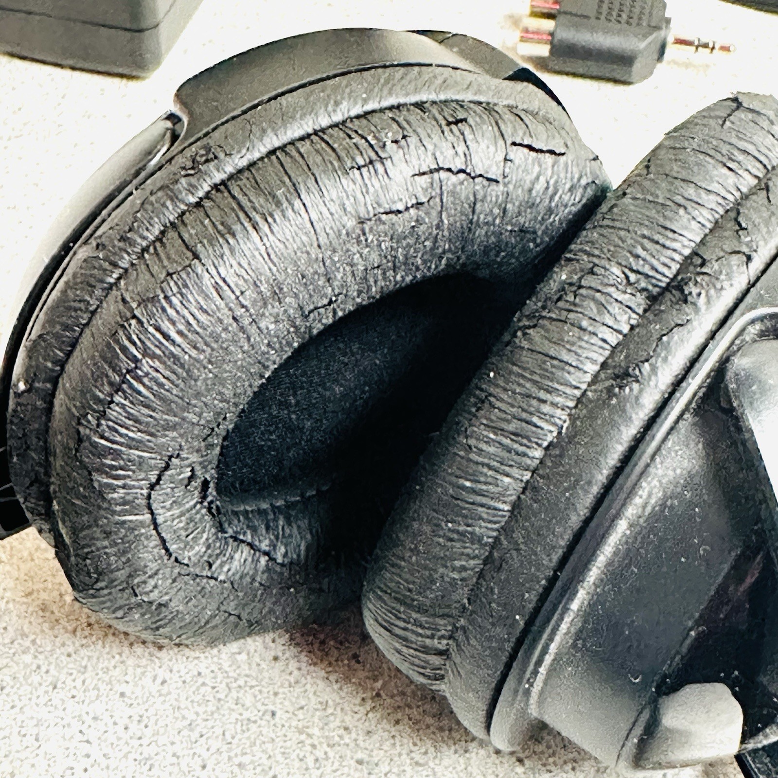 Vtg Radio Shack Infrared Wireless Headphones w/Transmitter Rechargeable 3300280